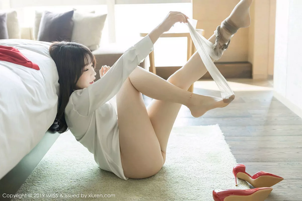 秀人集.com_[IMISS爱蜜社]Vol.413_女神芝芝Booty私房秘书制服真空半脱肉丝袜撩人诱惑写真77P