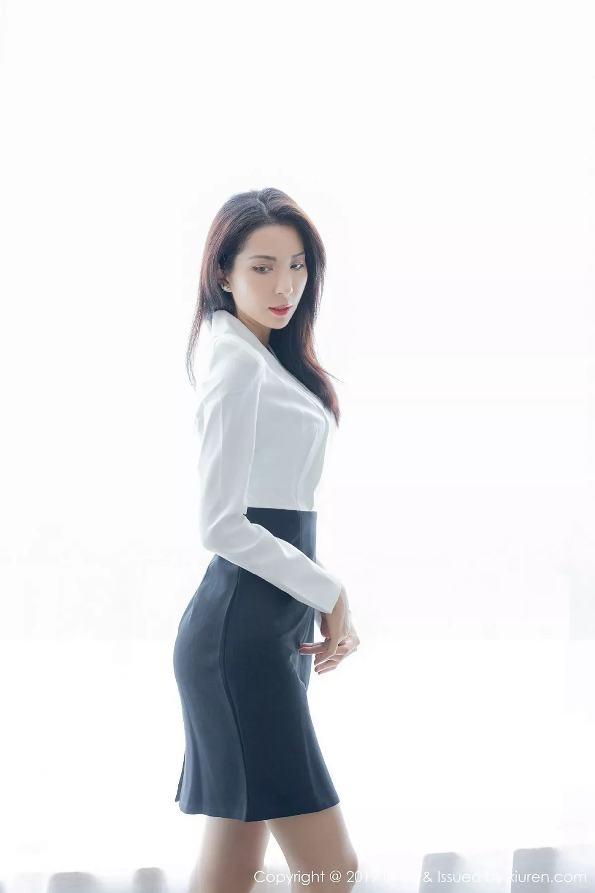 秀人集.com_[IMISS爱蜜社]Vol.414_女神Carry私房职业装扮半脱露性感内衣超薄肉丝诱惑写真35P