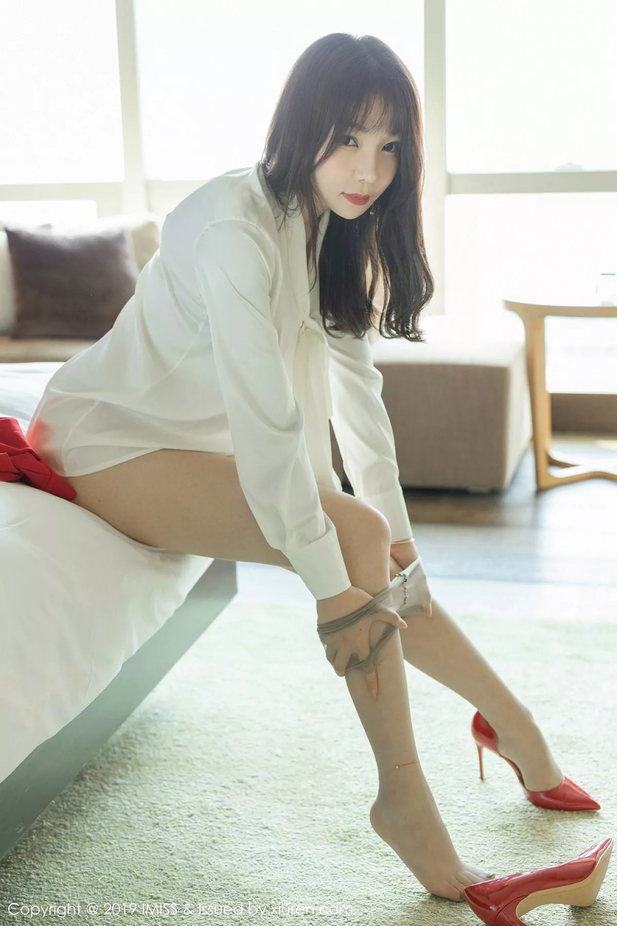 秀人集.com_[IMISS爱蜜社]Vol.413_女神芝芝Booty私房秘书制服真空半脱肉丝袜撩人诱惑写真77P