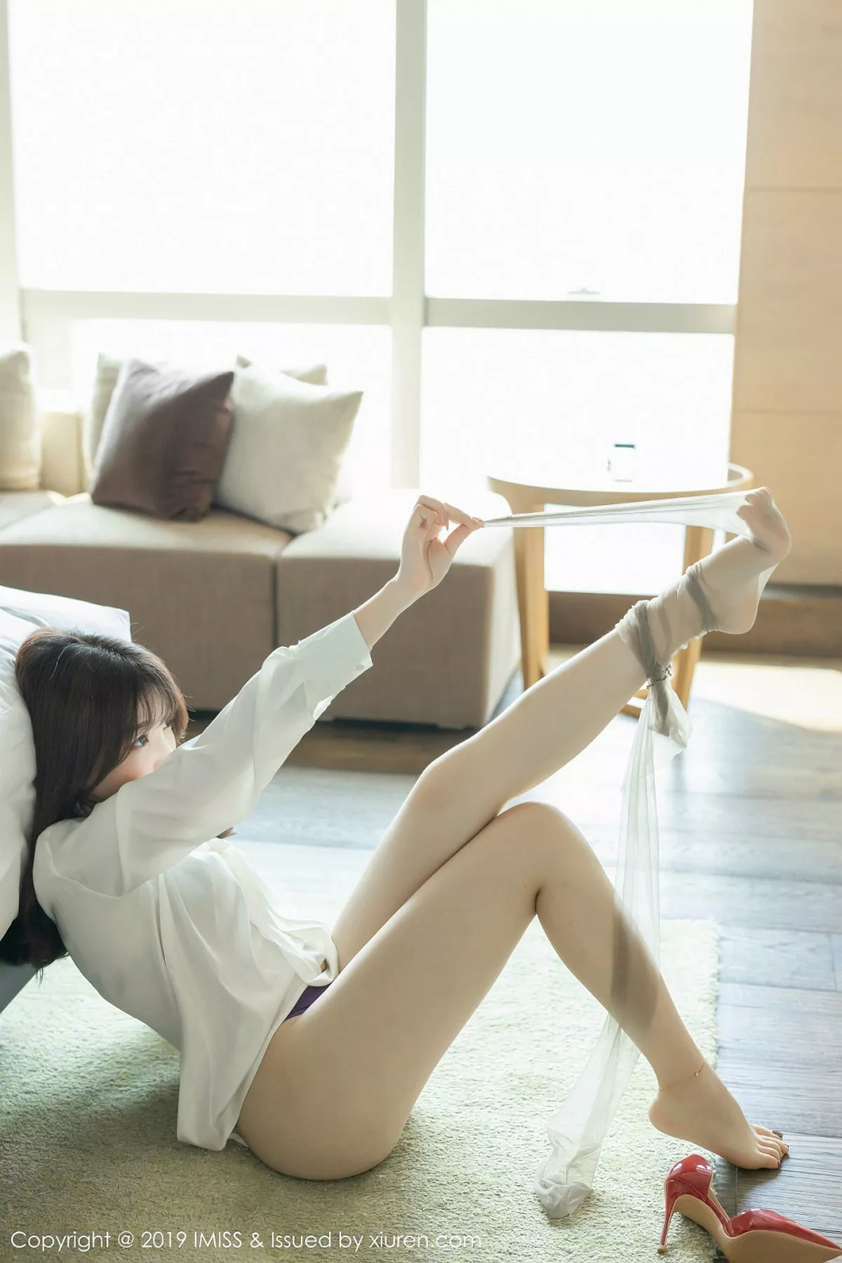 秀人集.com_[IMISS爱蜜社]Vol.413_女神芝芝Booty私房秘书制服真空半脱肉丝袜撩人诱惑写真77P