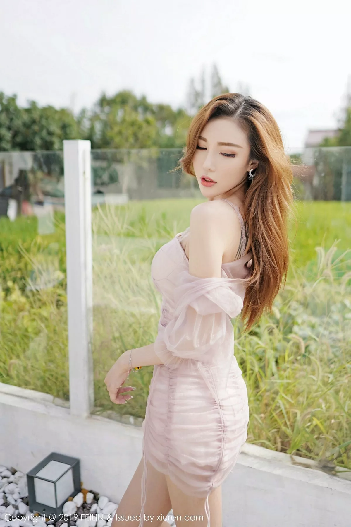 秀人集.com_[FeiLin嗲囡囡]Vol.218_嫩模梦小楠户外薄纱裙+私房粉色内衣秀完美身材性感写真50P
