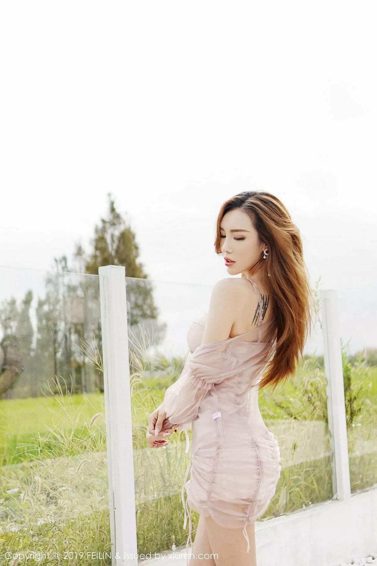 秀人集.com_[FeiLin嗲囡囡]Vol.218_嫩模梦小楠户外薄纱裙+私房粉色内衣秀完美身材性感写真50P