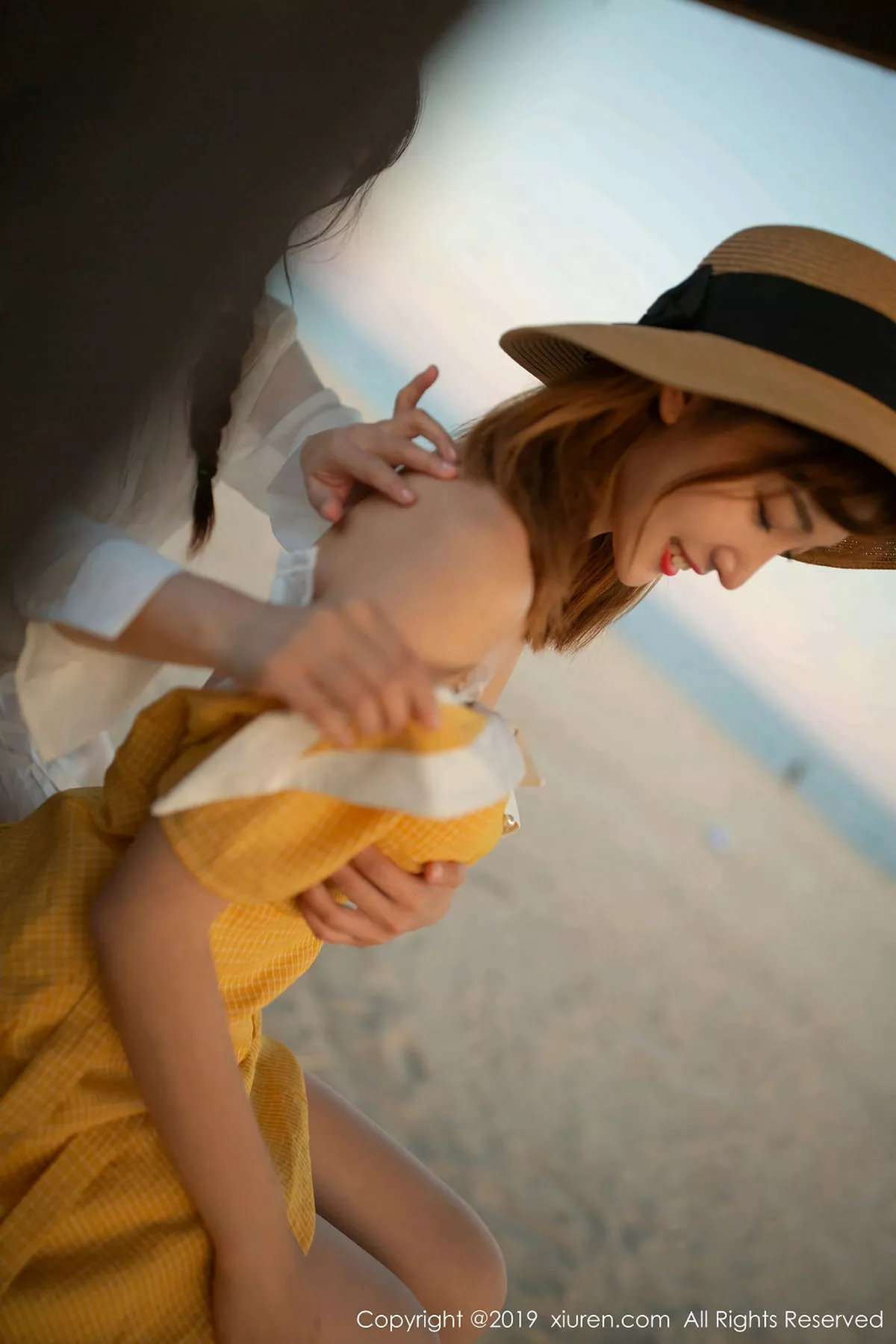 秀人集.com_[XiuRen秀人网]No.1812_嫩模陆萱萱波斯湾海滨撩裙露透视内裤秀翘臀撩人诱惑写真81P