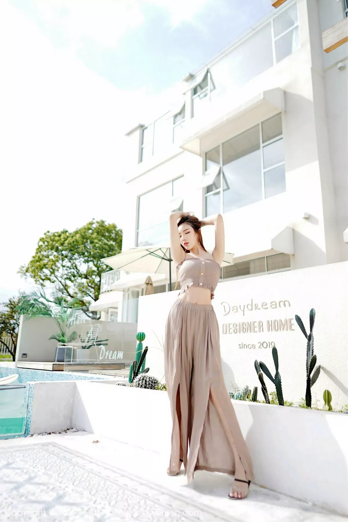 秀人集.com_[FeiLin嗲囡囡]Vol.218_嫩模梦小楠户外薄纱裙+私房粉色内衣秀完美身材性感写真50P