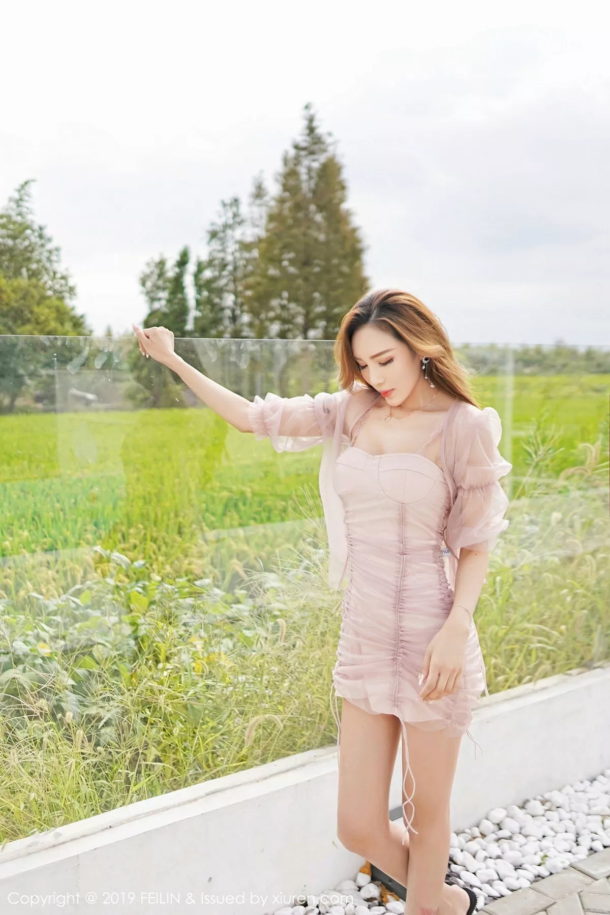 秀人集.com_[FeiLin嗲囡囡]Vol.218_嫩模梦小楠户外薄纱裙+私房粉色内衣秀完美身材性感写真50P