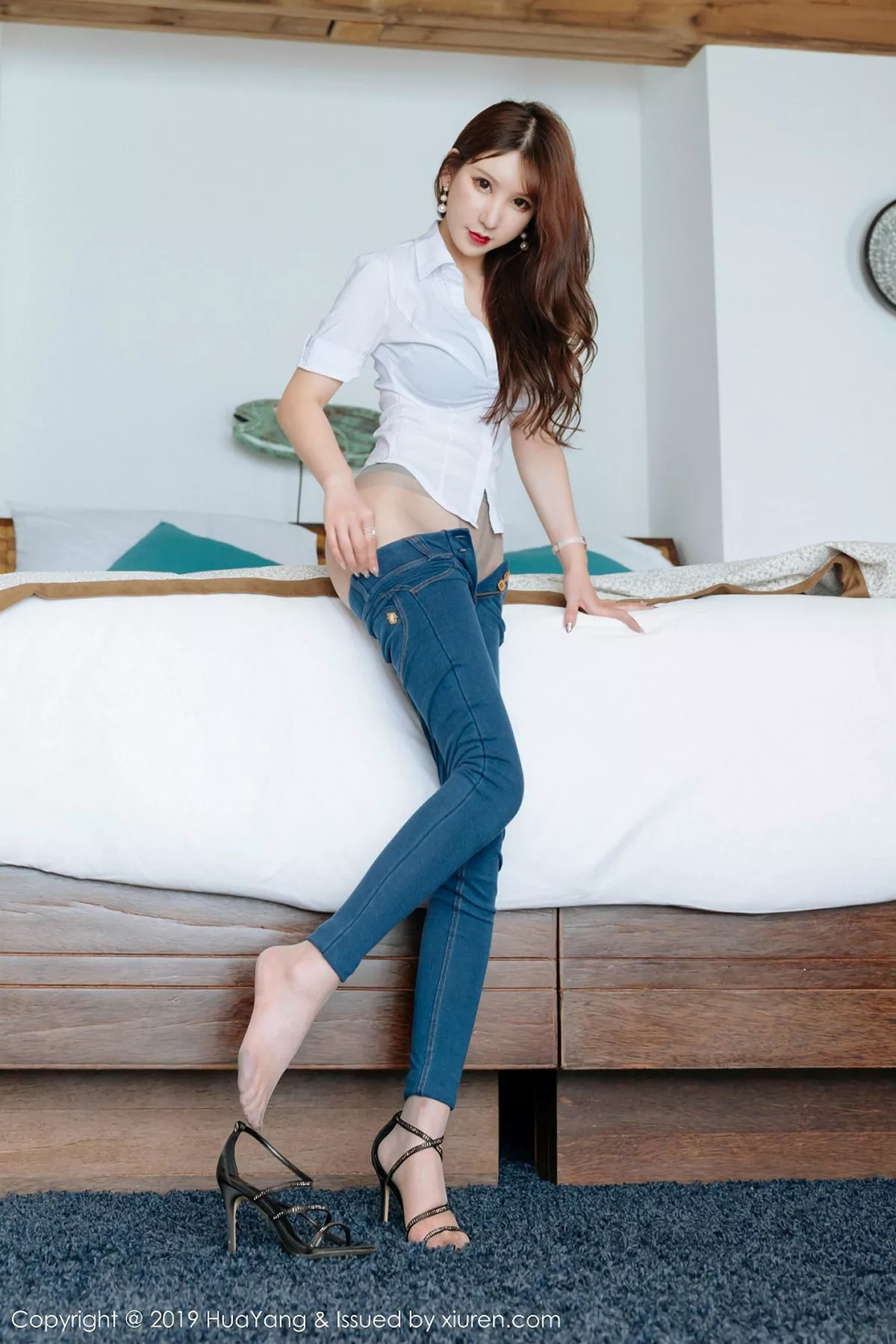 秀人集.com_[HuaYang花漾]Vol.197_女神周于希Sandy马尔代夫旅拍紧身牛仔裤秀真空灰丝诱惑写真62P