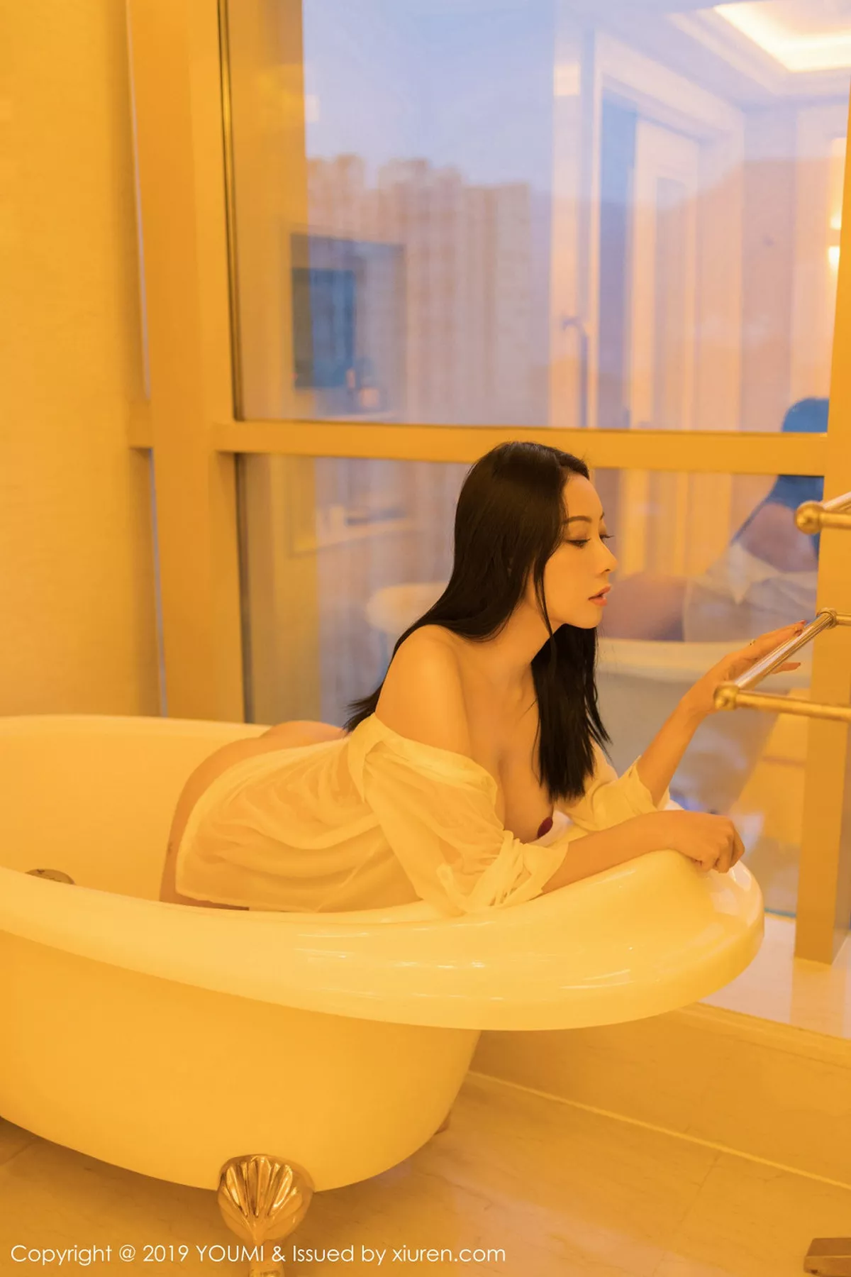 秀人集.com_[YouMi尤蜜荟]Vol.388_性感御姐果儿Victoria私房浴室白衬衫湿身露浑圆翘臀诱惑写真49P