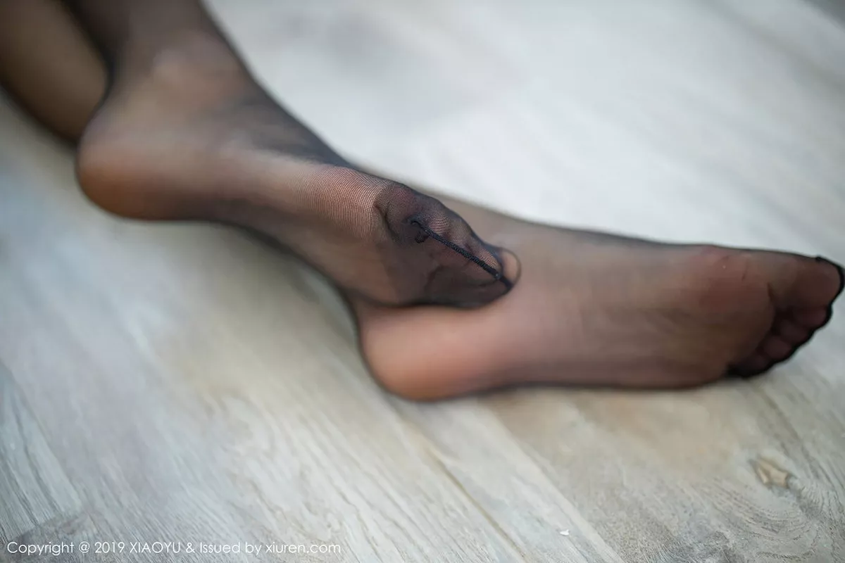 秀人集.com_[XiaoYu画语界]Vol.222_女神Miko酱吖圣诞主题私房床上黑色吊带蕾丝袜惹火诱惑写真110P