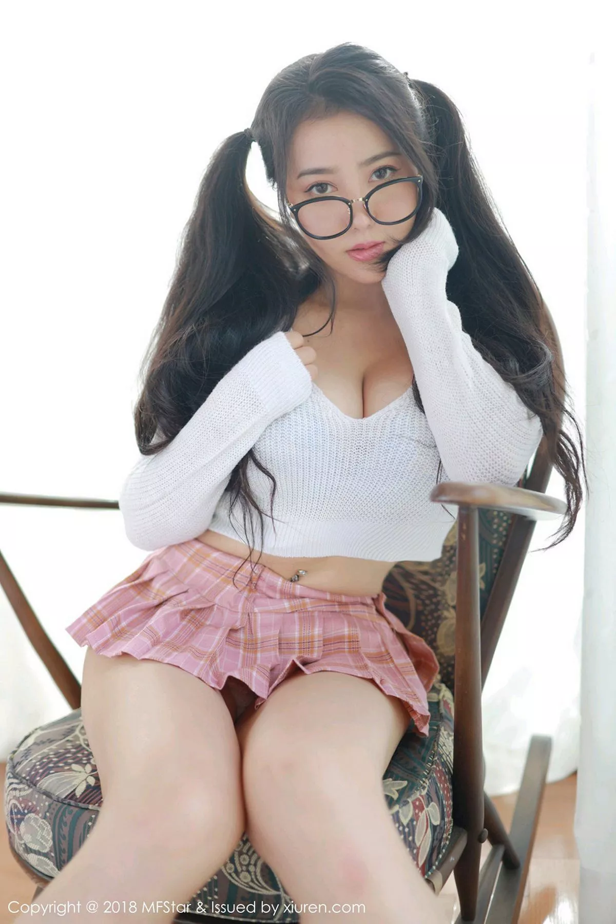 秀人集.com_[MFStar模范学院]Vol.168_女神Manuela玛鲁娜日本旅拍私房粉色短裙秀翘臀极致诱惑写真51P