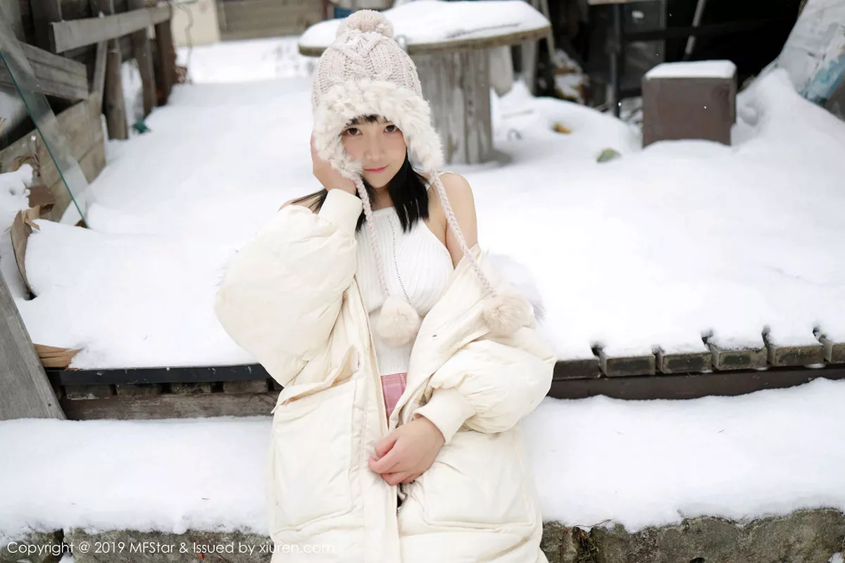秀人集.com_[MFStar模范学院]Vol.246_嫩模徐微微mia北海道旅拍室外冰天雪地街头主题性感写真61P