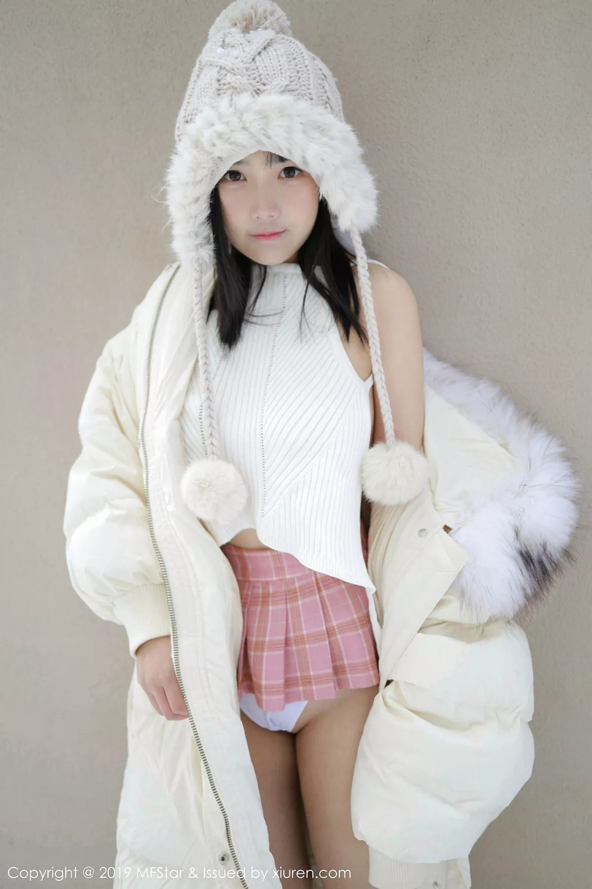 秀人集.com_[MFStar模范学院]Vol.246_嫩模徐微微mia北海道旅拍室外冰天雪地街头主题性感写真61P