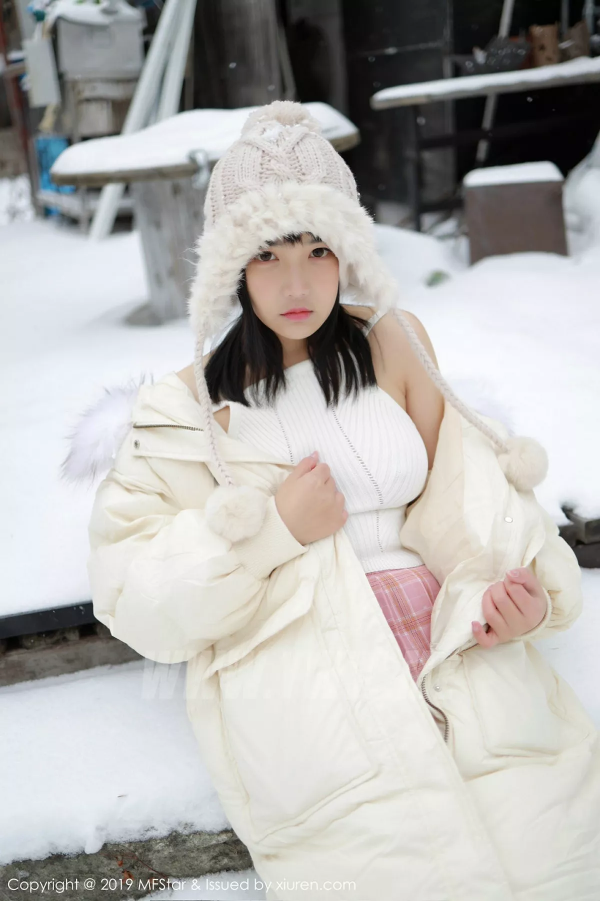 秀人集.com_[MFStar模范学院]Vol.246_嫩模徐微微mia北海道旅拍室外冰天雪地街头主题性感写真61P