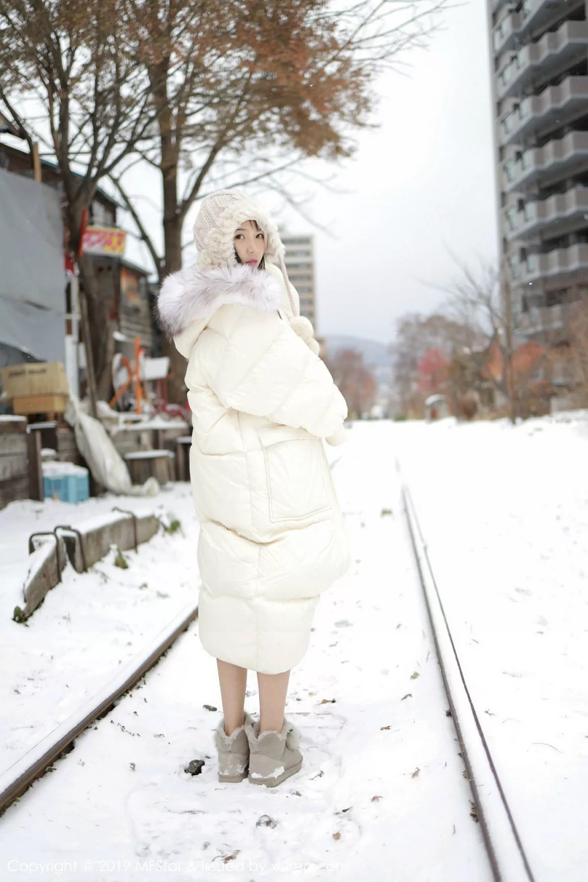 秀人集.com_[MFStar模范学院]Vol.246_嫩模徐微微mia北海道旅拍室外冰天雪地街头主题性感写真61P