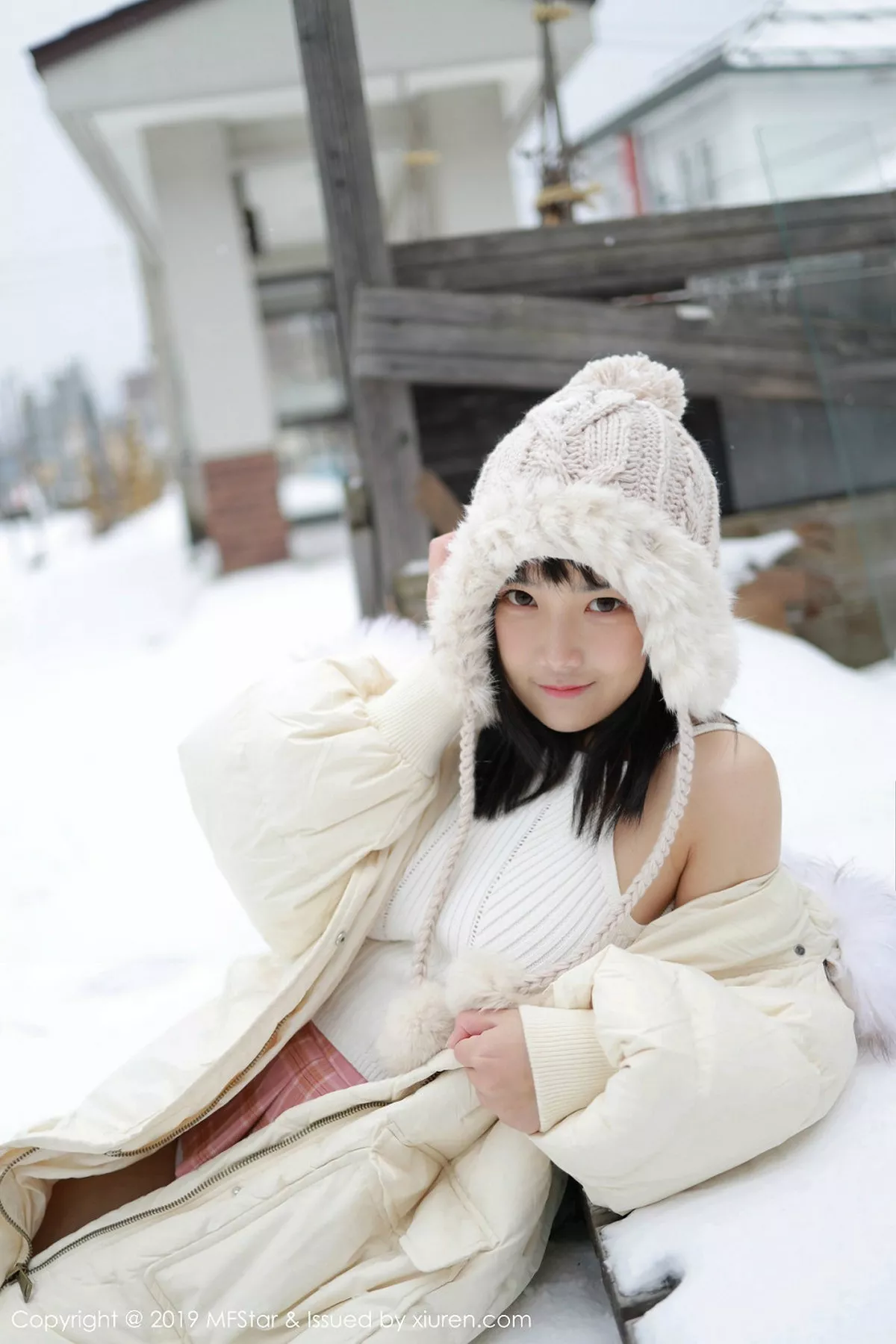 秀人集.com_[MFStar模范学院]Vol.246_嫩模徐微微mia北海道旅拍室外冰天雪地街头主题性感写真61P