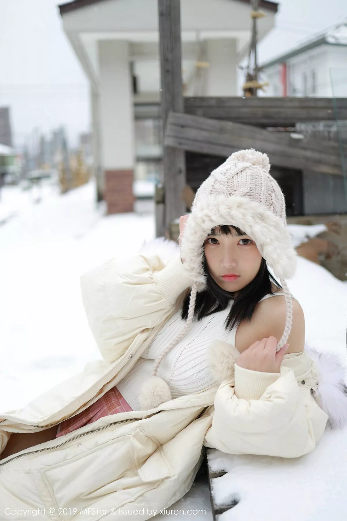 秀人集.com_[MFStar模范学院]Vol.246_嫩模徐微微mia北海道旅拍室外冰天雪地街头主题性感写真61P