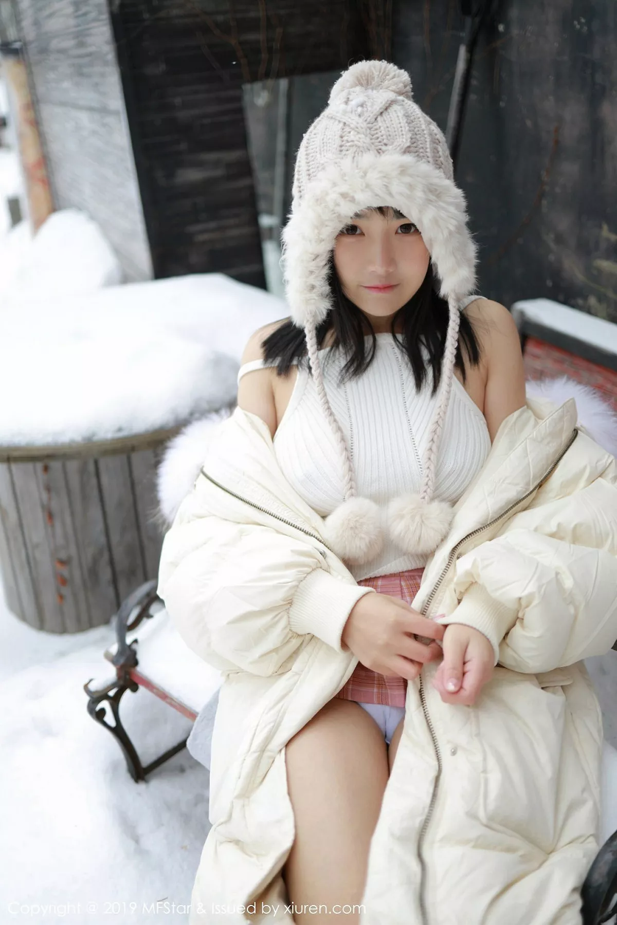 秀人集.com_[MFStar模范学院]Vol.246_嫩模徐微微mia北海道旅拍室外冰天雪地街头主题性感写真61P
