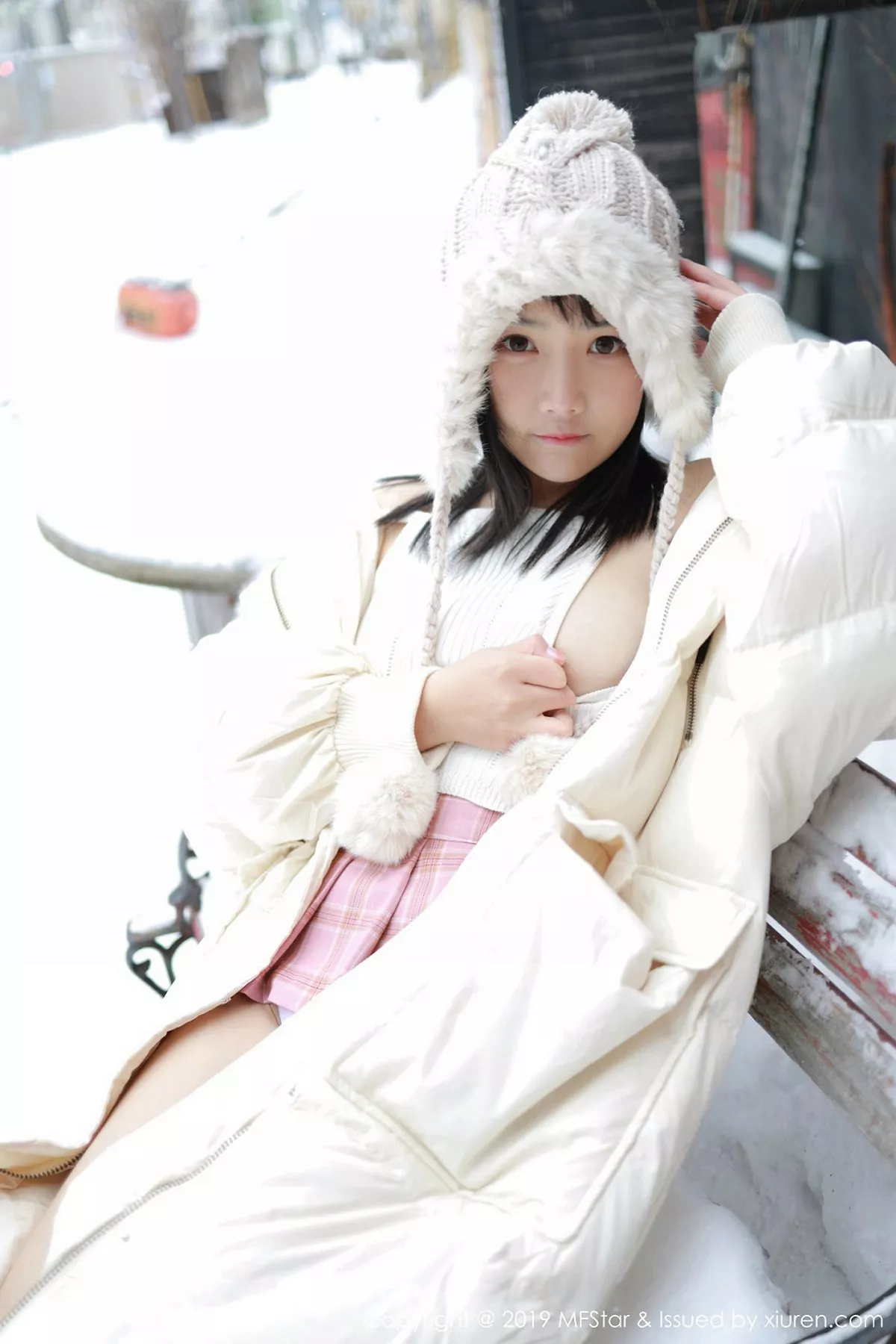 秀人集.com_[MFStar模范学院]Vol.246_嫩模徐微微mia北海道旅拍室外冰天雪地街头主题性感写真61P
