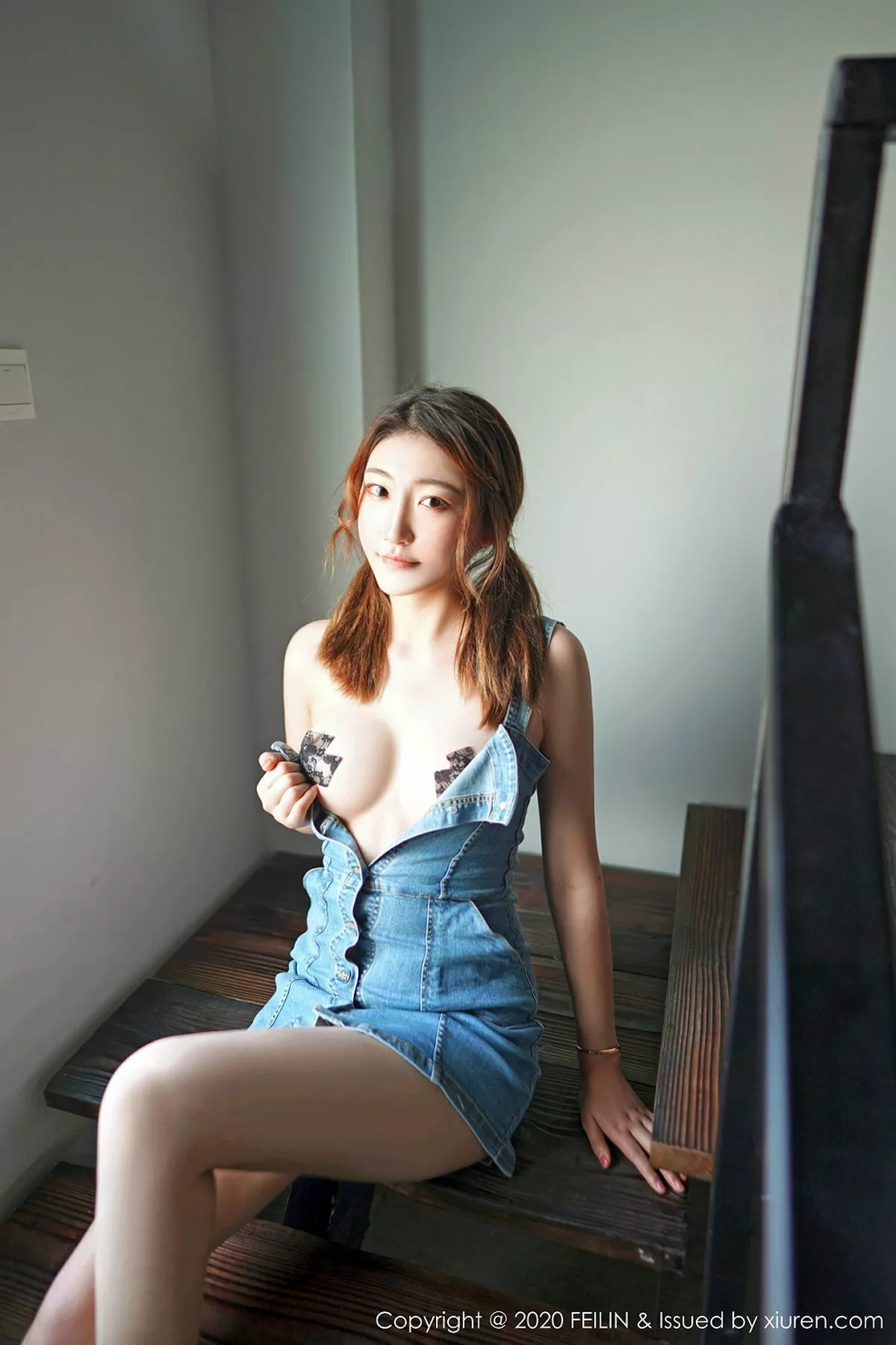 秀人集.com_[FeiLin嗲囡囡]Vol.224_嫩模小熊猫私房真空背带牛仔裙露豪乳胶带遮点诱惑写真63P