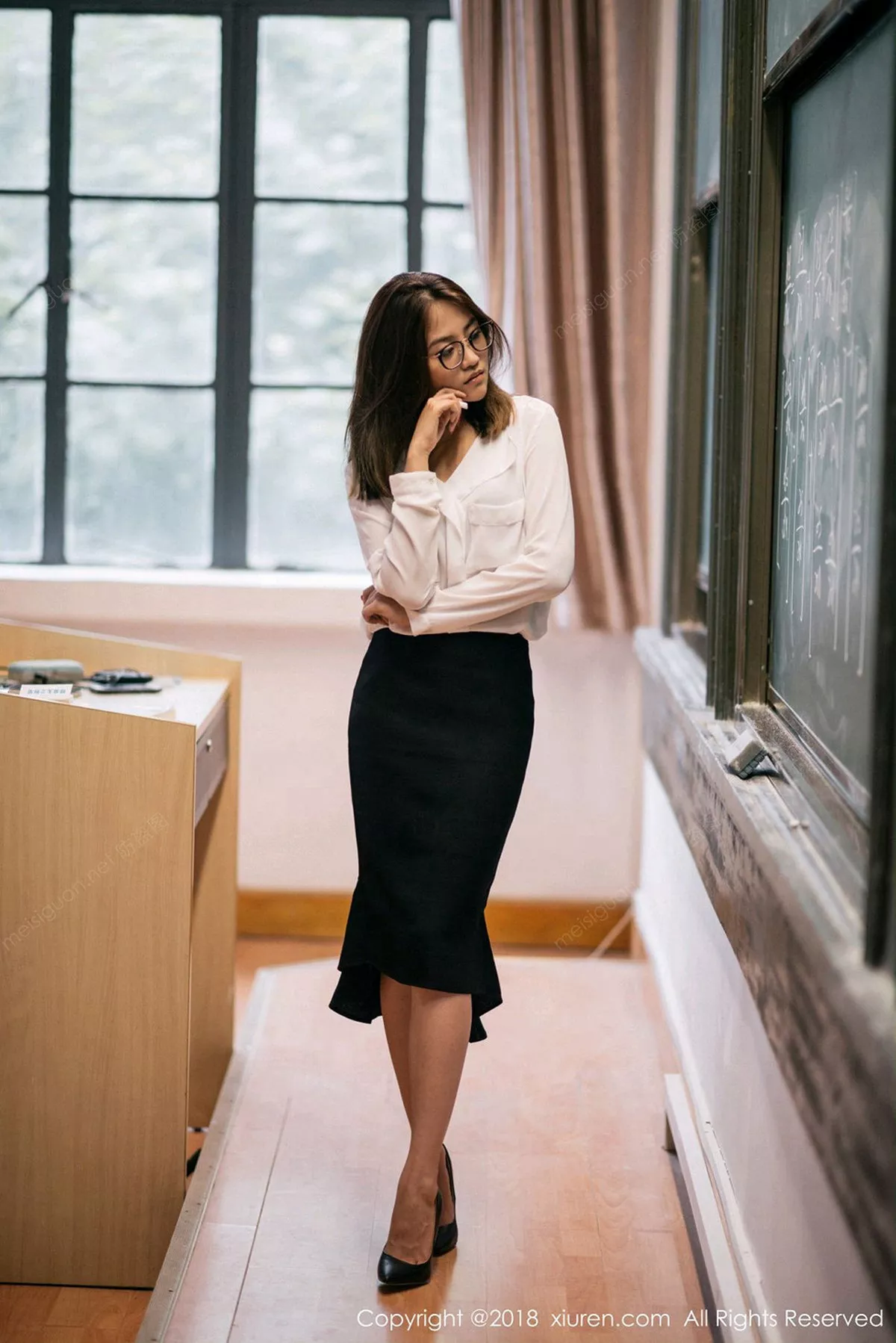 秀人集.com_[XiuRen秀人网]No.1267_女神许诺Sabrina性感教师制服白衬衣配黑短裙秀美腿写真44P