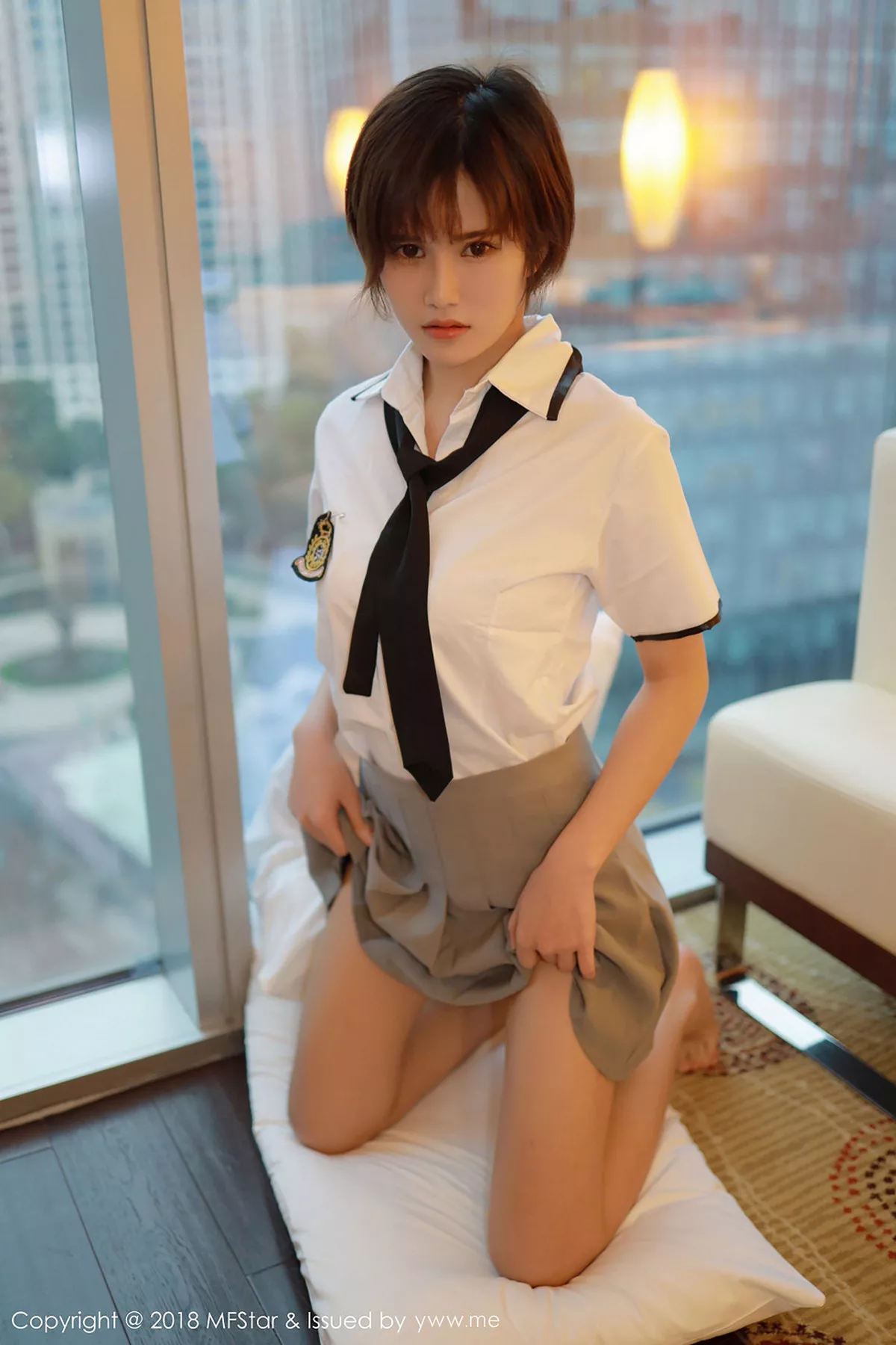 秀人集.com_[MFStar模范学院]Vol.172_嫩模小姿2002私房学生制服半脱白衬衣露性感美胸写真51P