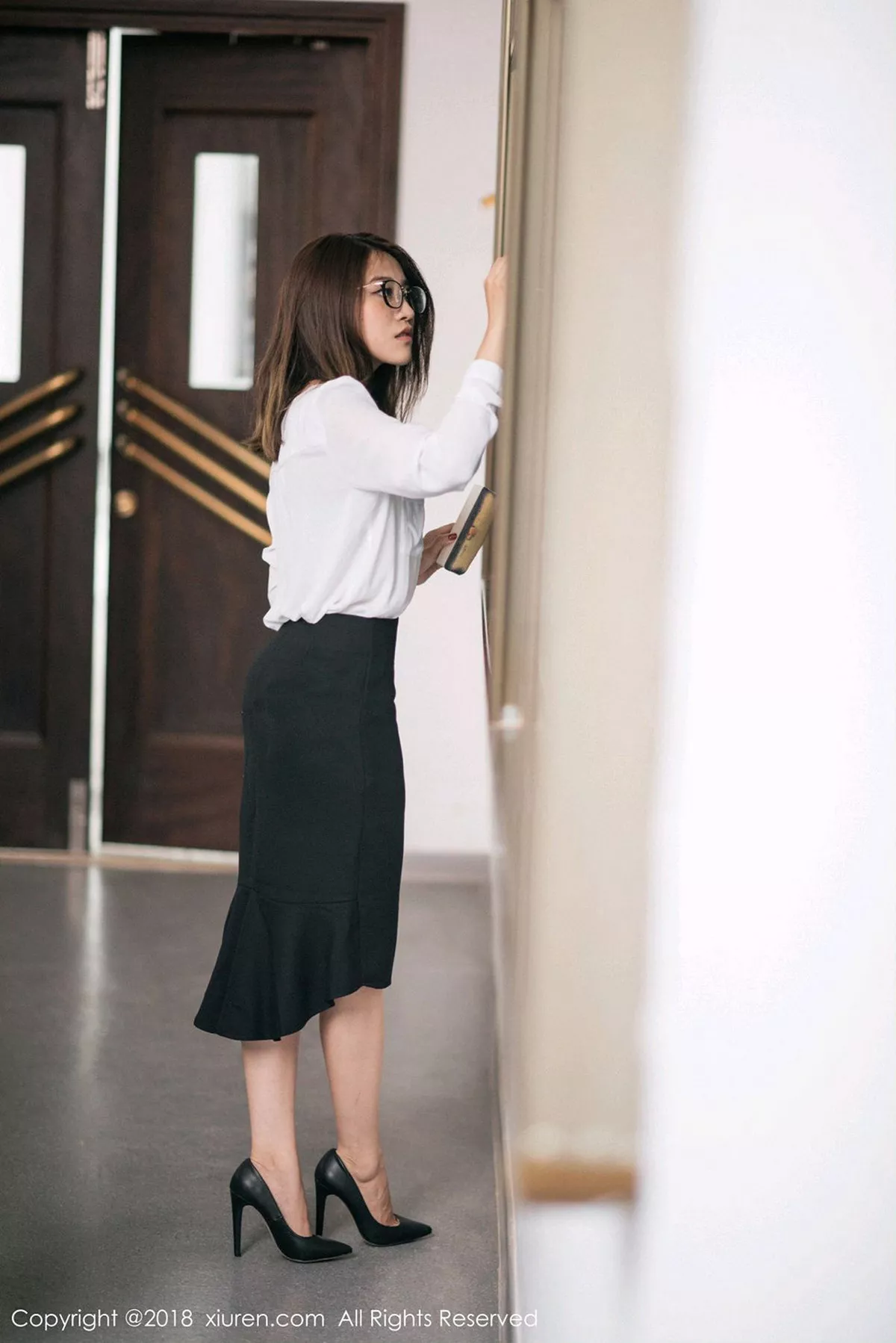 秀人集.com_[XiuRen秀人网]No.1267_女神许诺Sabrina性感教师制服白衬衣配黑短裙秀美腿写真44P