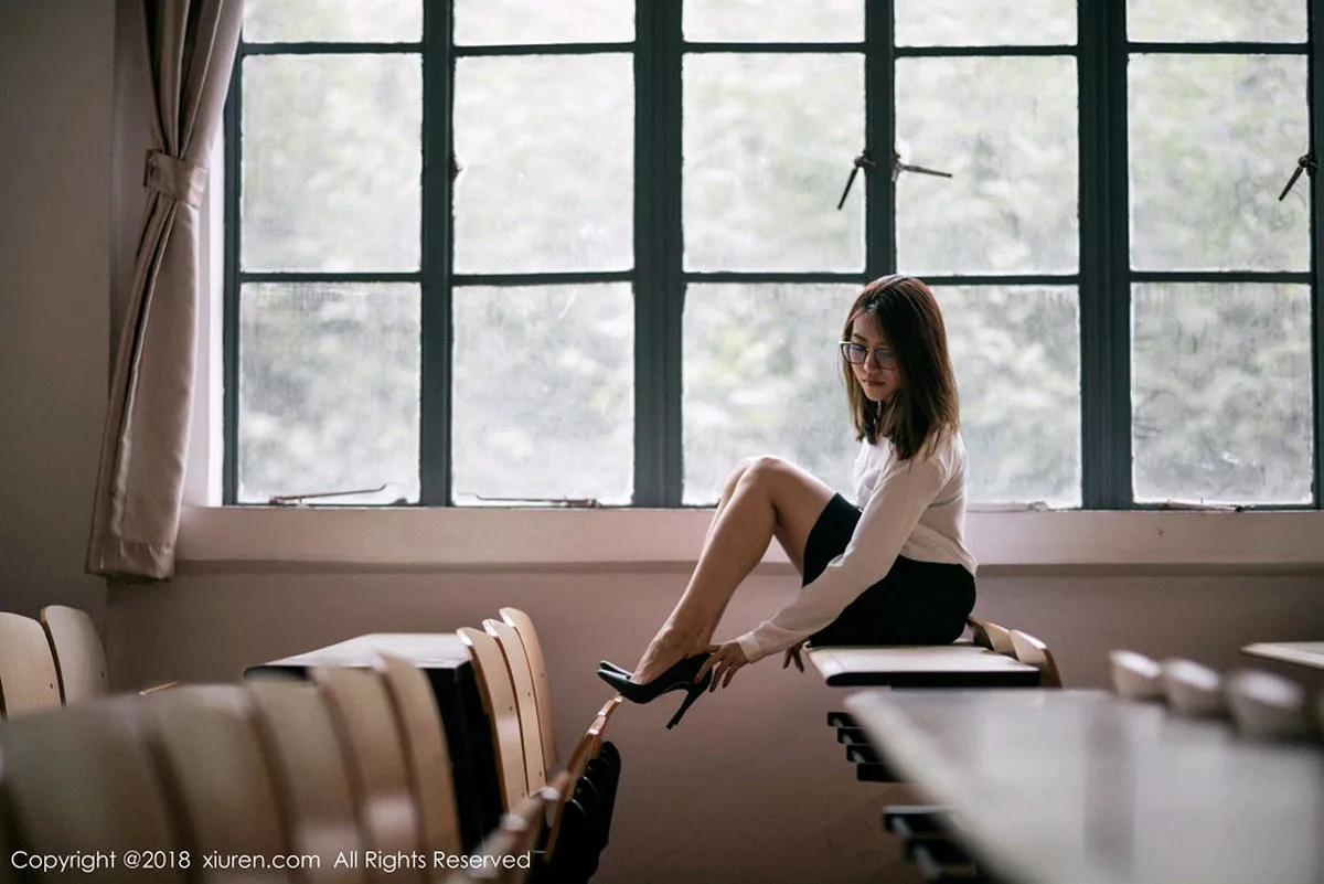 秀人集.com_[XiuRen秀人网]No.1267_女神许诺Sabrina性感教师制服白衬衣配黑短裙秀美腿写真44P