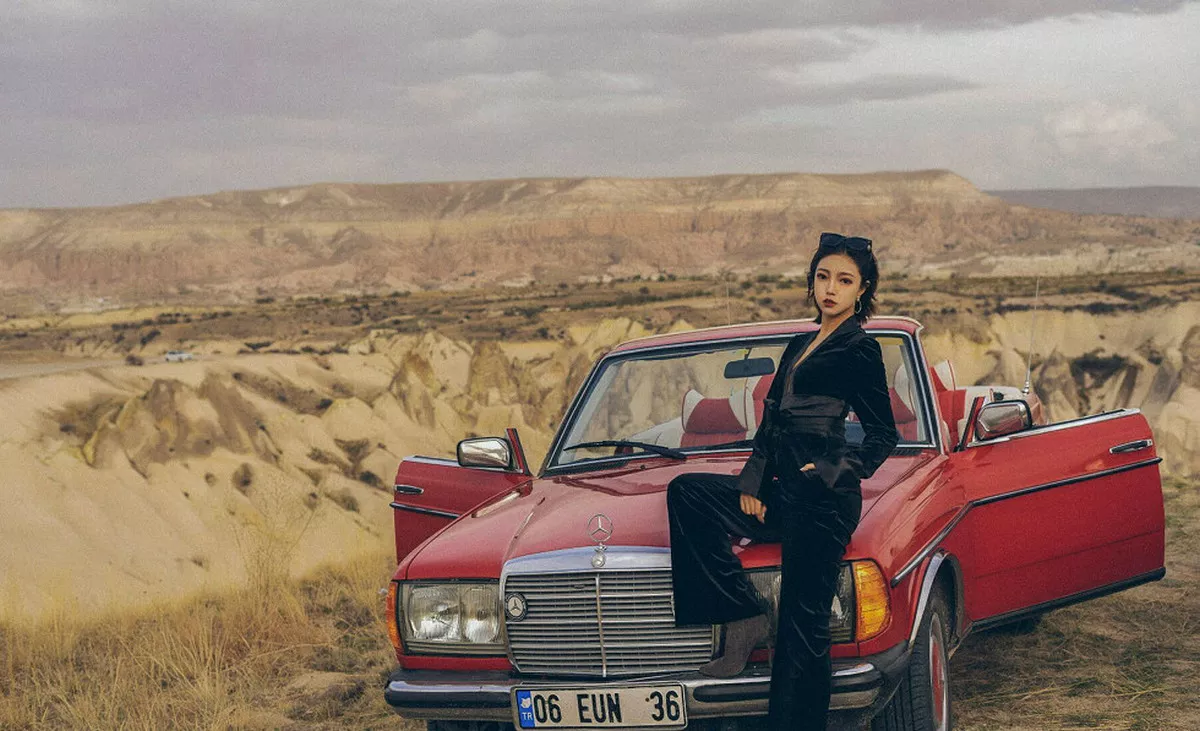 秀人集.com_[YouMi尤蜜荟]Vol.252_女神冯木木LRIS户外白色真空露背衫秀豪乳翘臀撩人诱惑写真55P