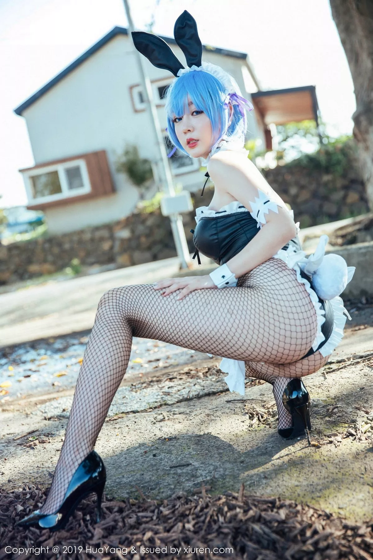 秀人集.com_[HuaYang花漾]Vol.115_女神王雨纯济州岛旅拍户外性感带子内衣半脱露豪乳诱惑写真41P