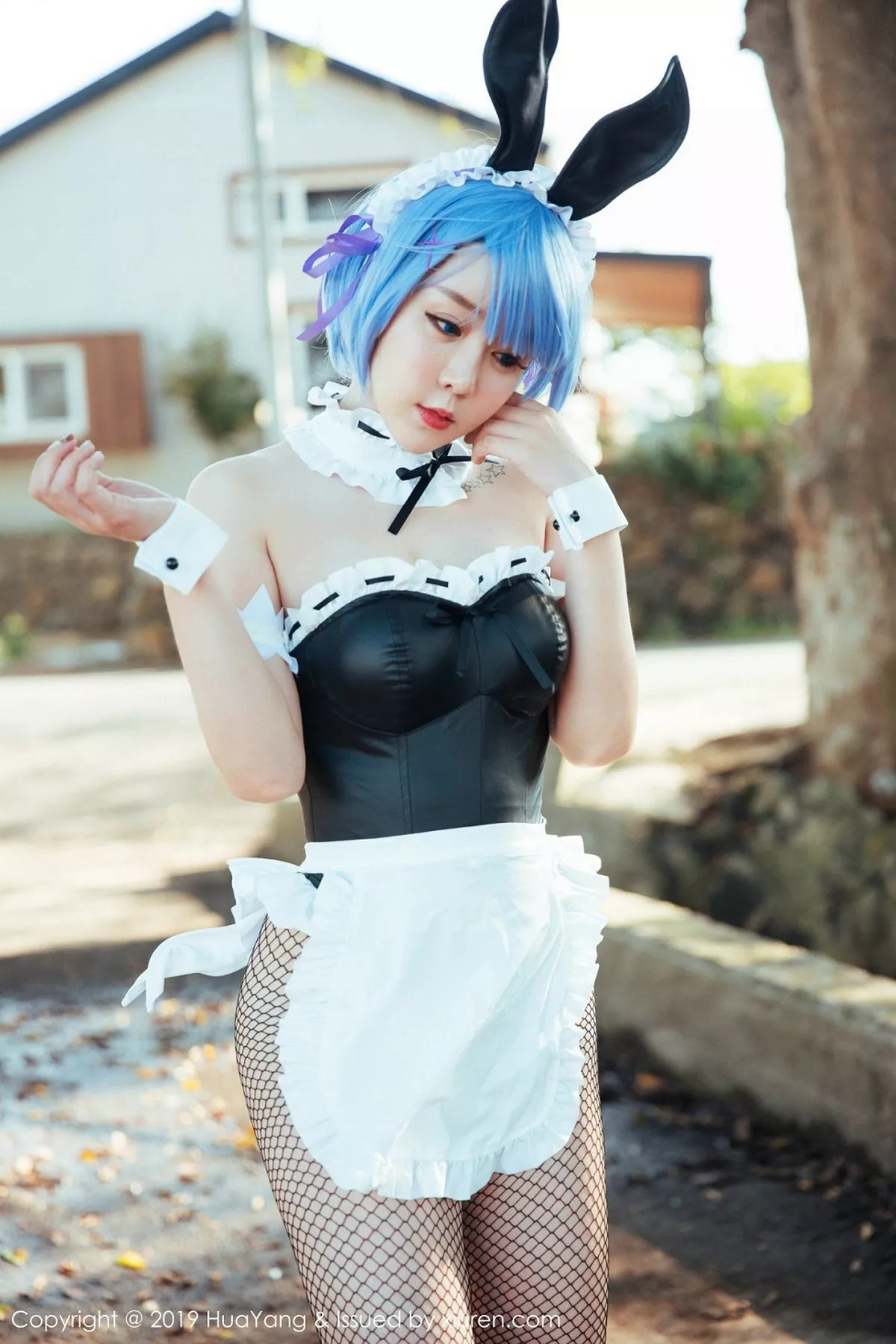 秀人集.com_[HuaYang花漾]Vol.115_女神王雨纯济州岛旅拍户外性感带子内衣半脱露豪乳诱惑写真41P