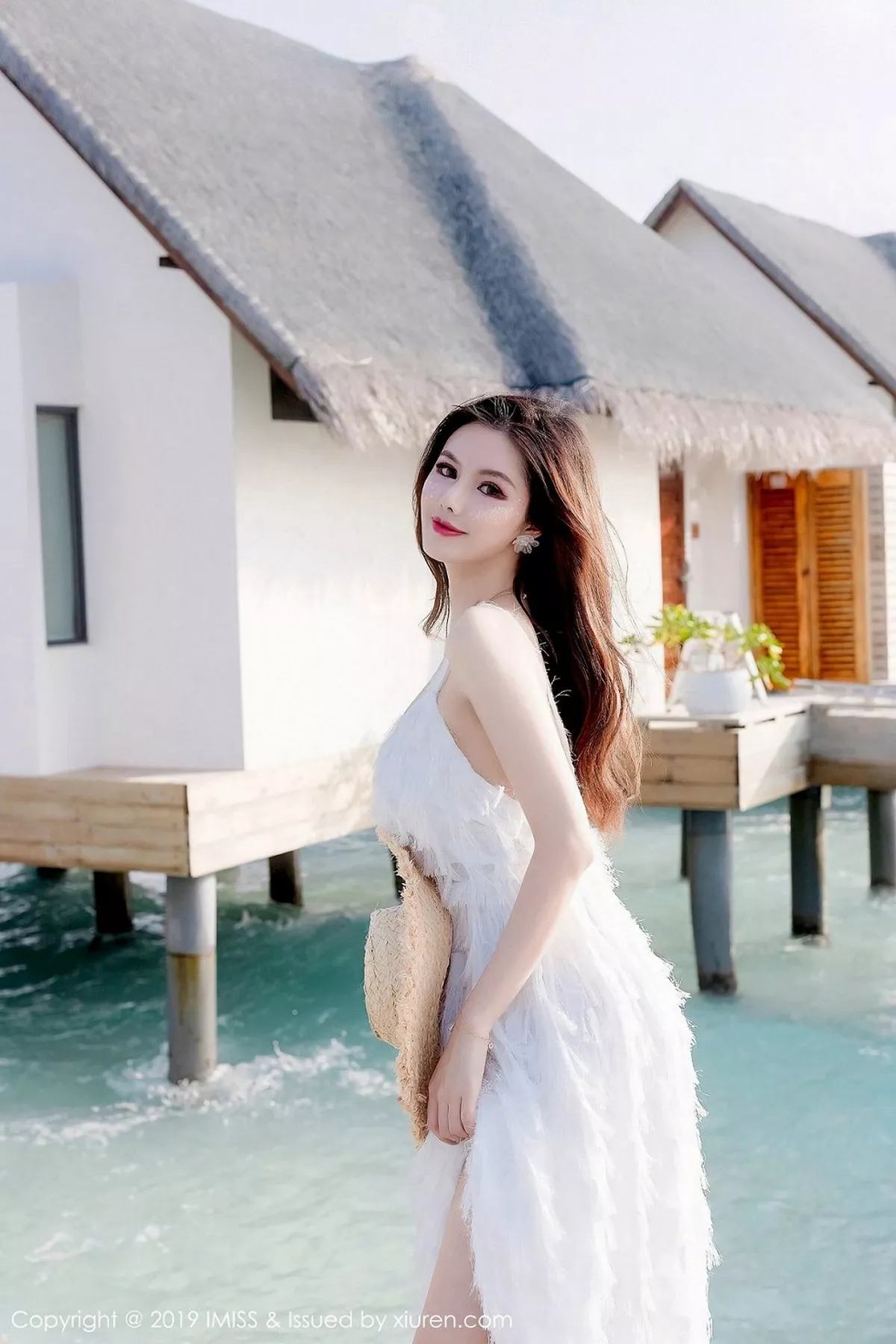 秀人集.com_[IMISS爱蜜社]Vol.330_女神若彤boomboom马尔代夫旅拍户外薄纱透视内衣完美诱惑写真40P