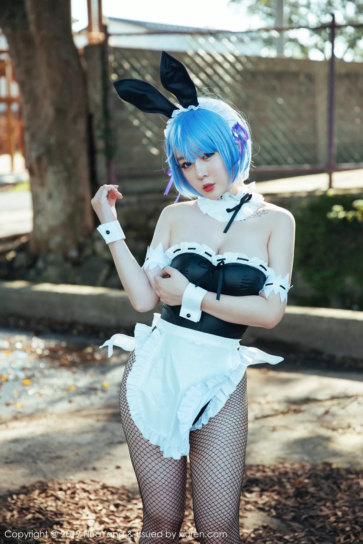 秀人集.com_[HuaYang花漾]Vol.115_女神王雨纯济州岛旅拍户外性感带子内衣半脱露豪乳诱惑写真41P