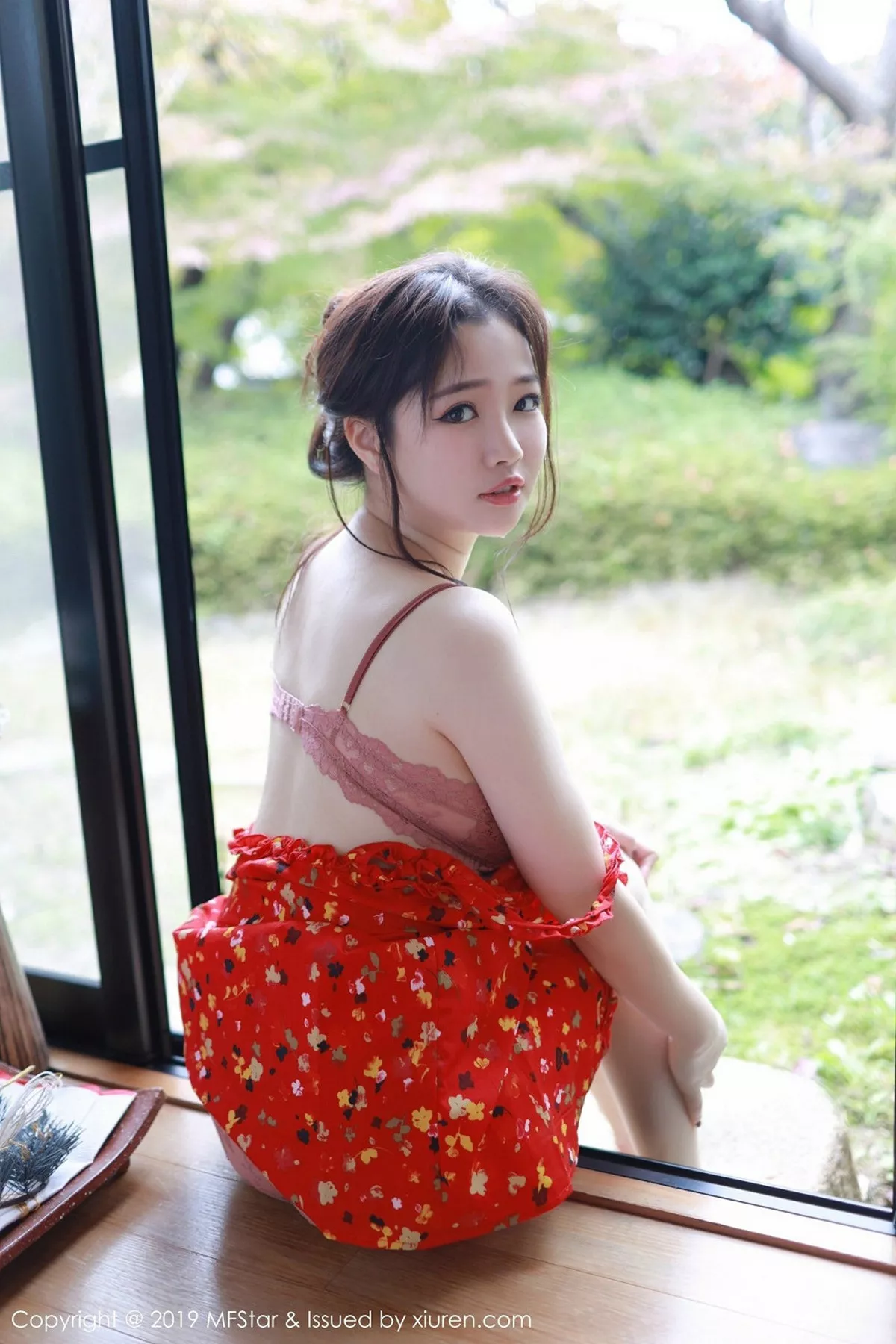 秀人集.com_[MFStar模范学院]Vol.177_女神徐cake日本旅拍半脱露粉色蕾丝内衣秀豪乳诱惑写真30P