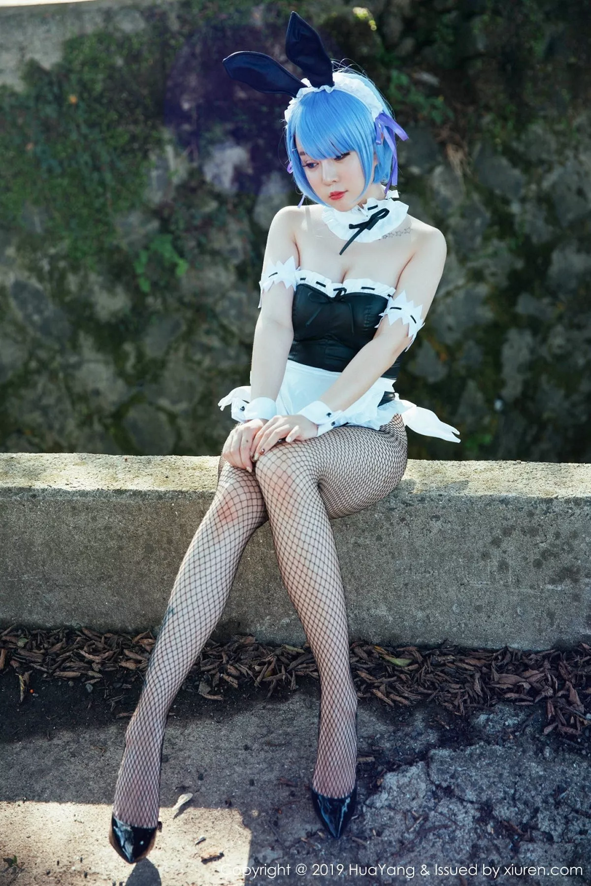 秀人集.com_[HuaYang花漾]Vol.115_女神王雨纯济州岛旅拍户外性感带子内衣半脱露豪乳诱惑写真41P