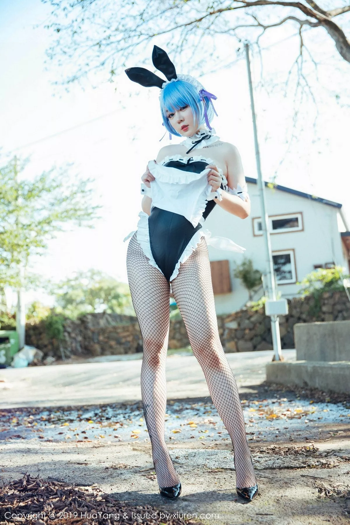 秀人集.com_[HuaYang花漾]Vol.115_女神王雨纯济州岛旅拍户外性感带子内衣半脱露豪乳诱惑写真41P