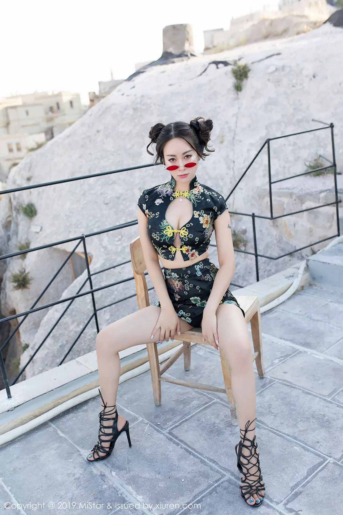 秀人集.com_[MiStar魅妍社]Vol.265_气质女神穆菲菲土耳其旅拍户外性感开胸衣秀白嫩肌肤写真50P