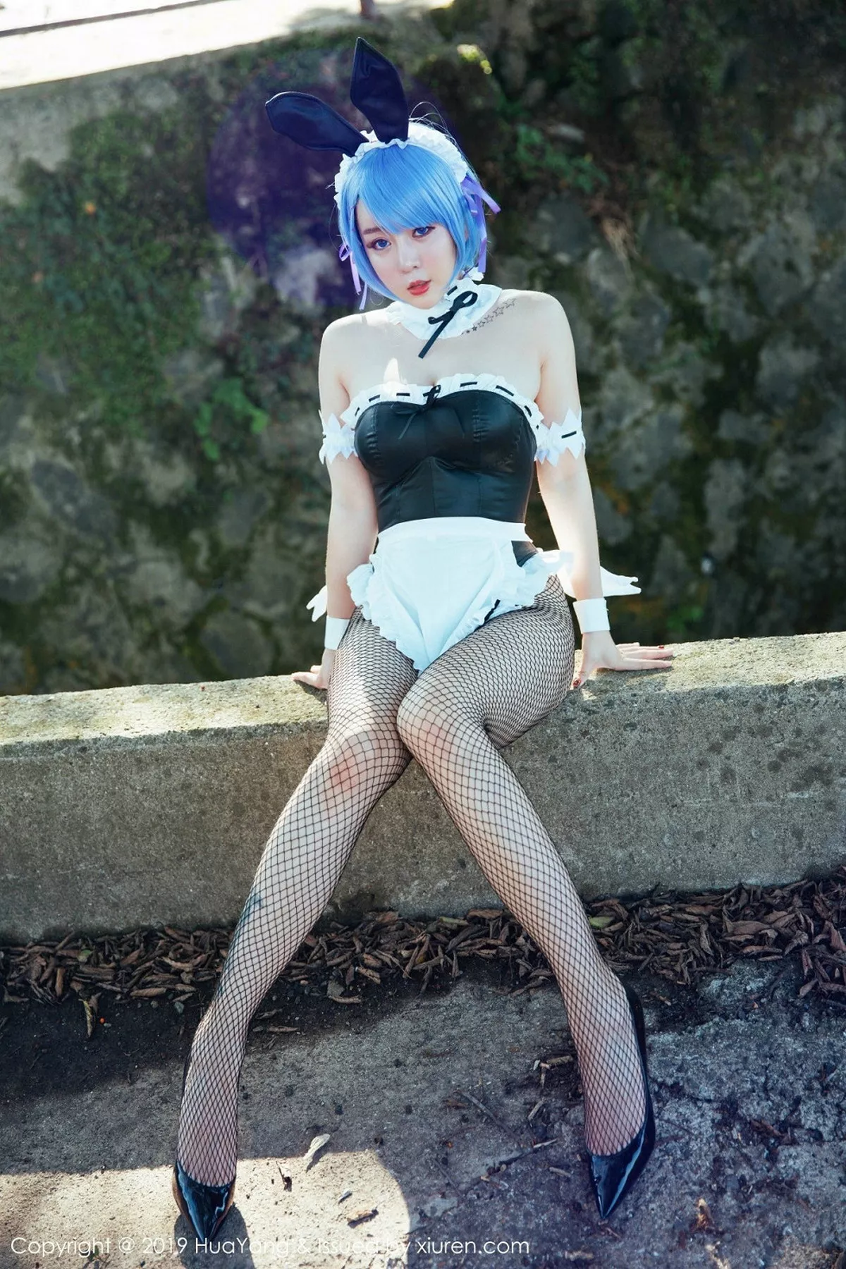 秀人集.com_[HuaYang花漾]Vol.115_女神王雨纯济州岛旅拍户外性感带子内衣半脱露豪乳诱惑写真41P