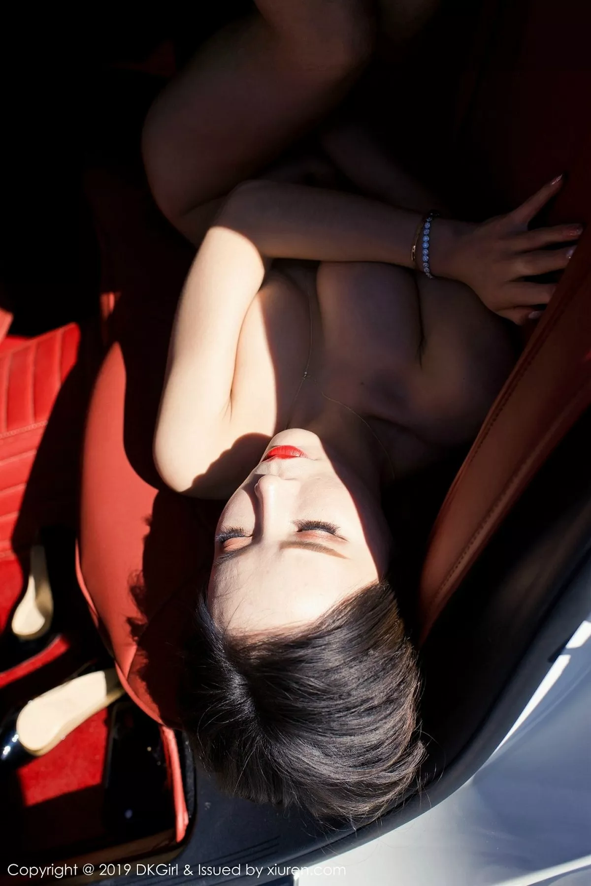 秀人集.com_[DKGirl御女郎]Vol.097_嫩模艾小青户外车拍全裸上身露豪乳遮点撩人诱惑写真45P