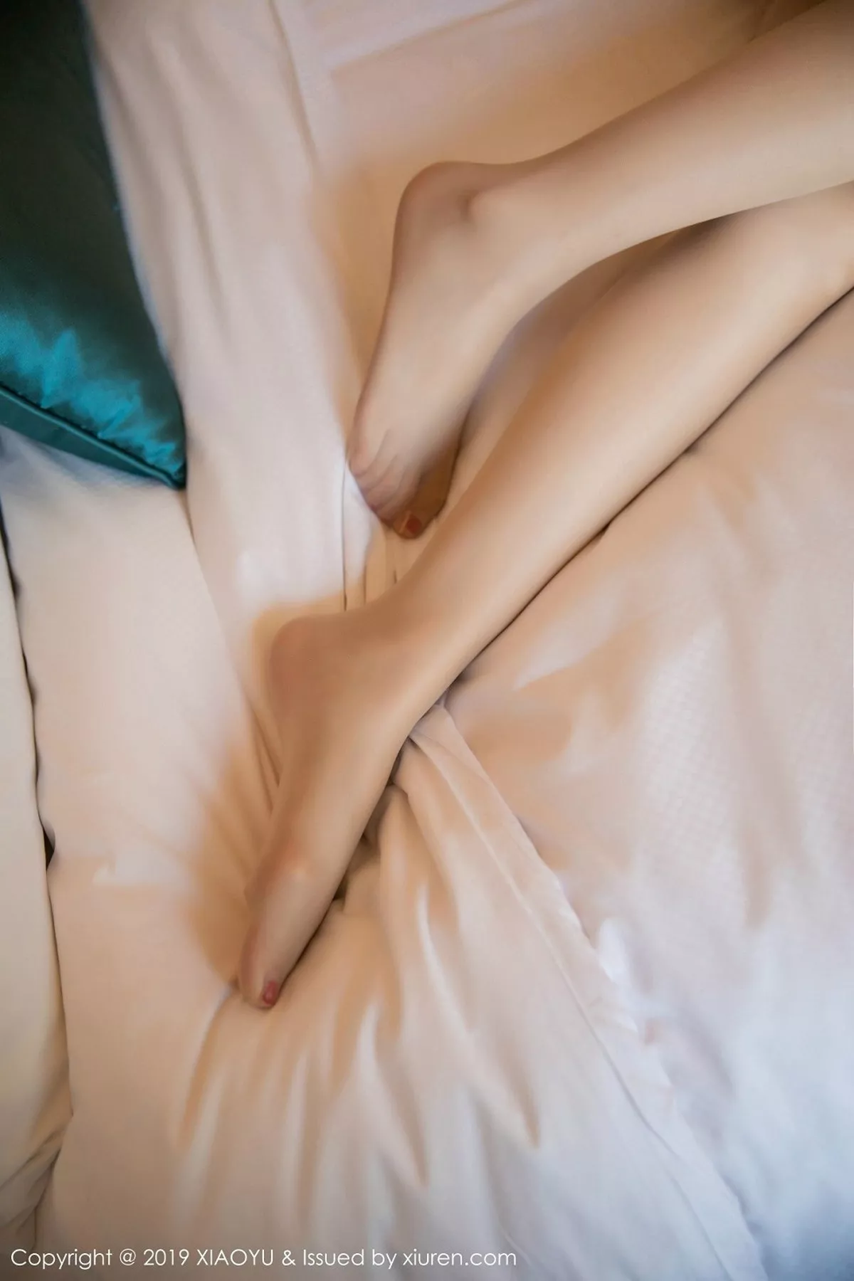 秀人集.com_[XiaoYu画语界]Vol.052_女神Angela喜欢猫性感白色缕空内衣配肉丝袜撩人诱惑写真50P