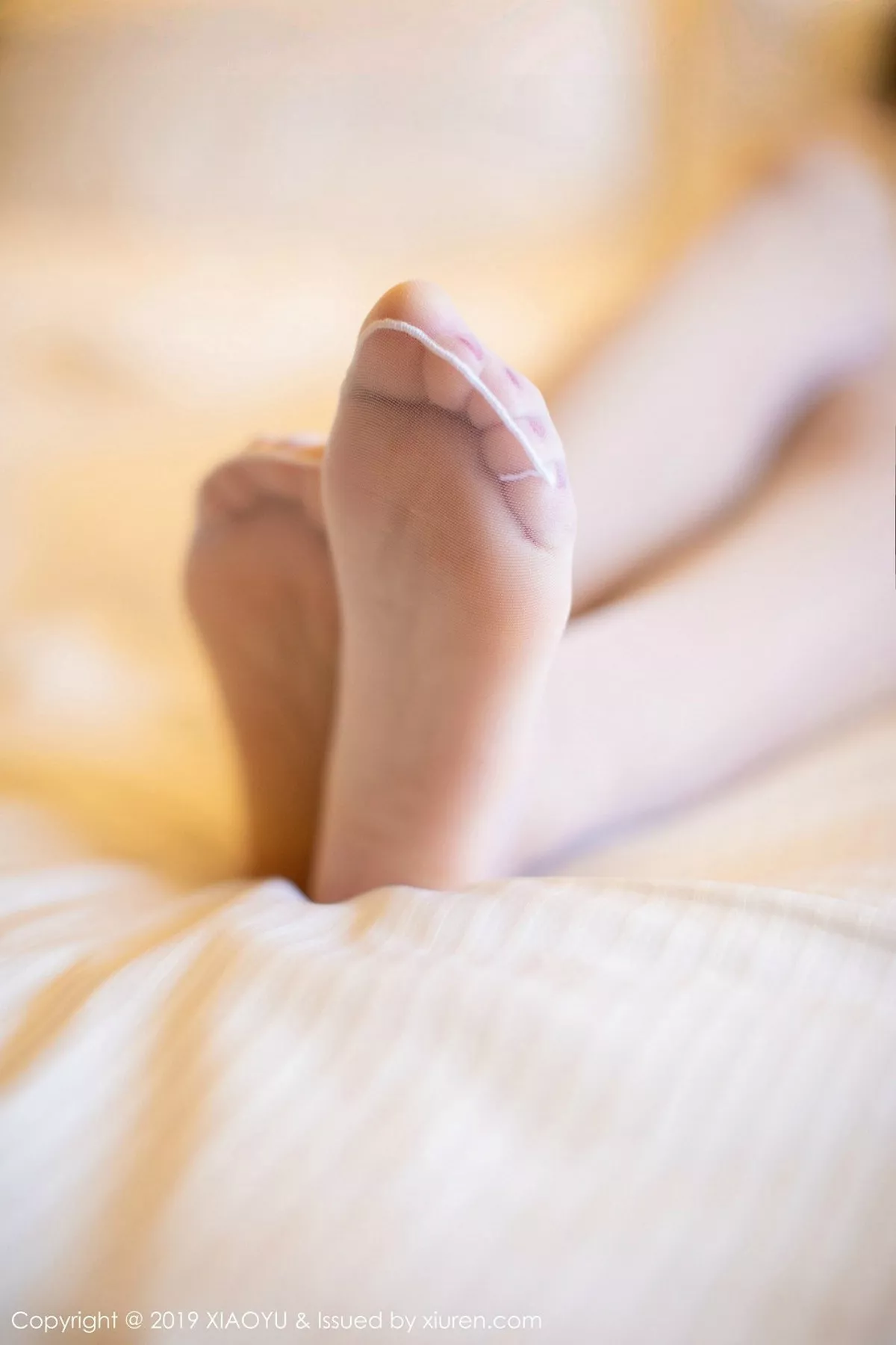 秀人集.com_[XiaoYu画语界]Vol.076_嫩模何嘉颖床上性感白衬衫露白色内衣吊带蕾丝袜诱惑写真71P