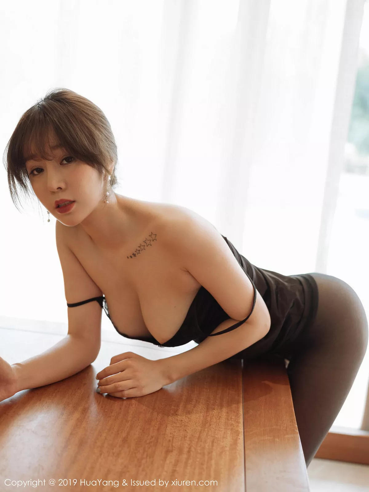 秀人集.com_[HuaYang花漾]Vol.143_女神王雨纯富国岛旅拍私房开档无内黑丝裤袜惹火诱惑写真50P