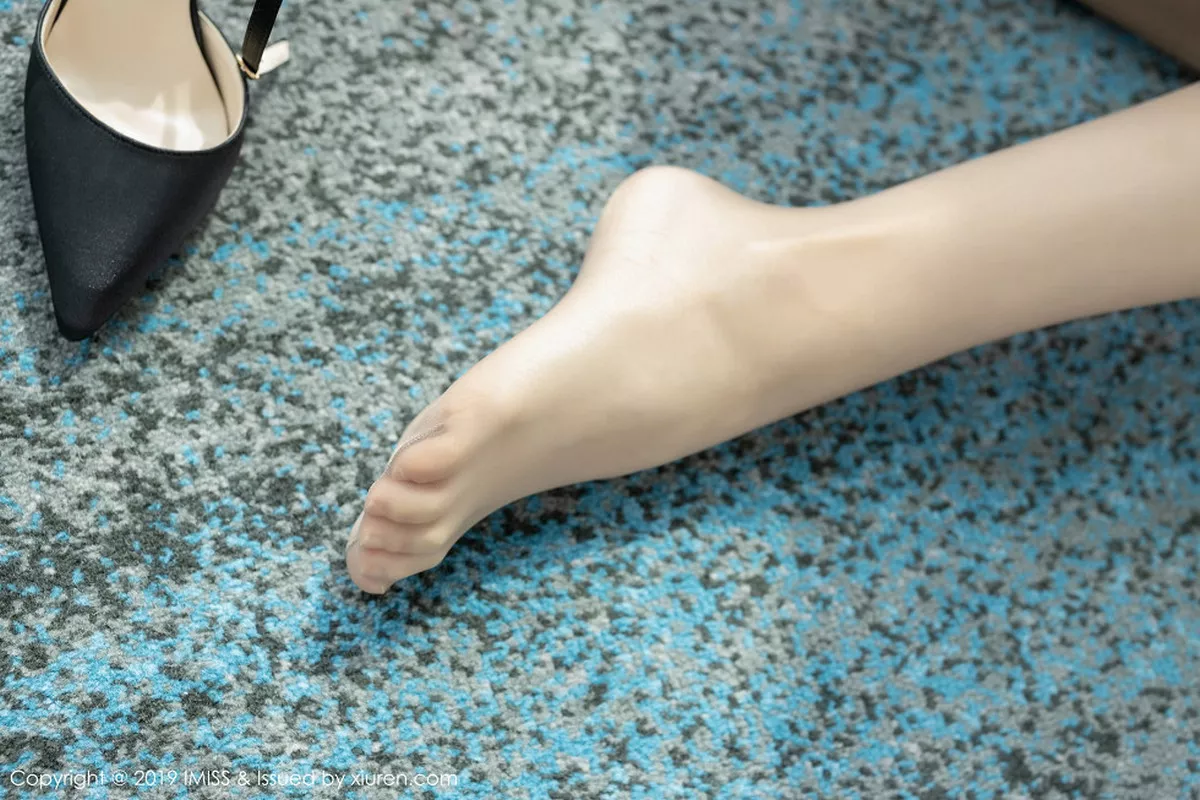 秀人集.com_[IMISS爱蜜社]Vol.354_嫩模Carry私房黑色短裙秀美腿+性感内衣秀完美身材诱惑写真46P