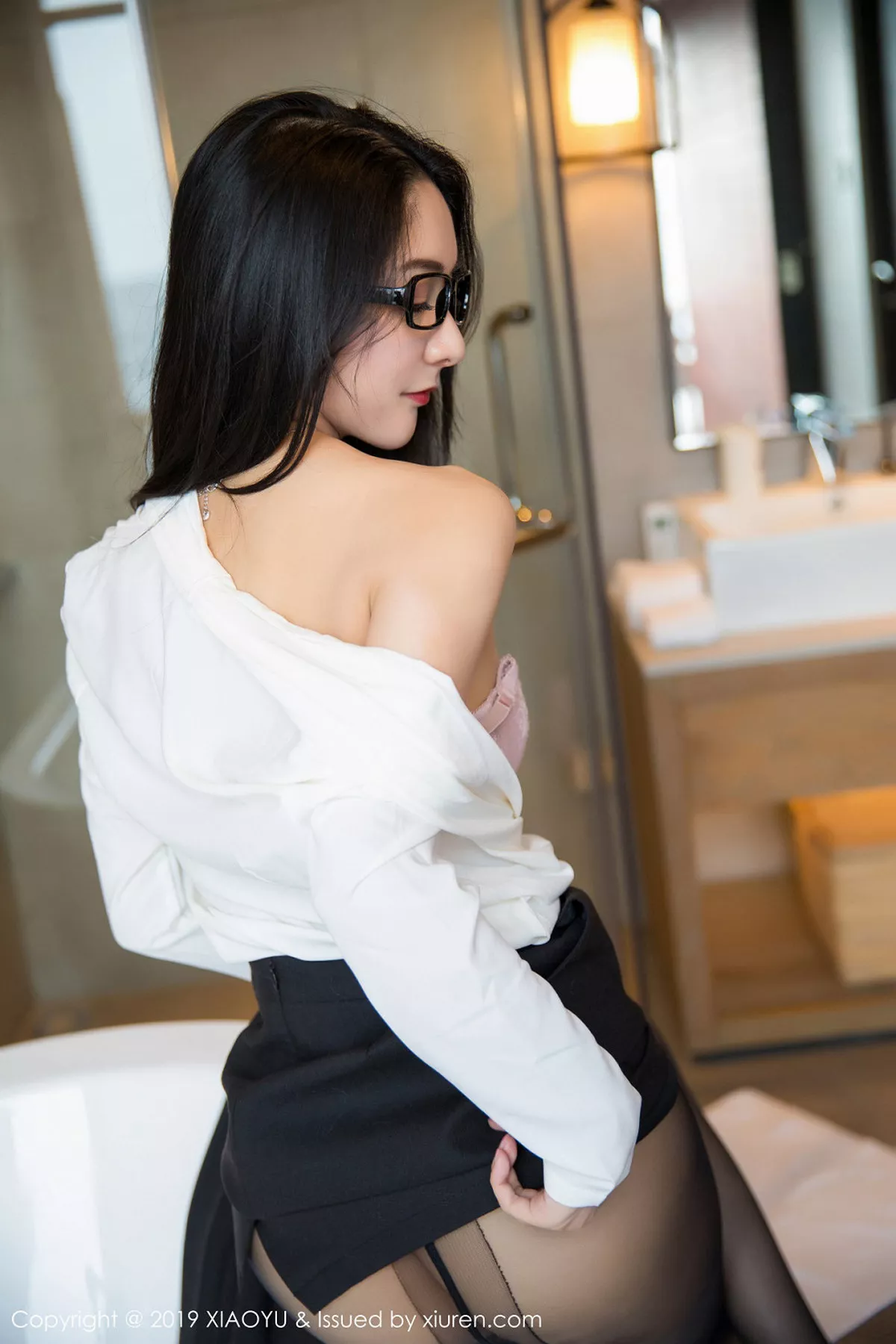 秀人集.com_[XiaoYu画语界]Vol.098_女神Angela喜欢猫马尔代夫旅拍眼镜OL秘书装黑丝诱惑写真67P