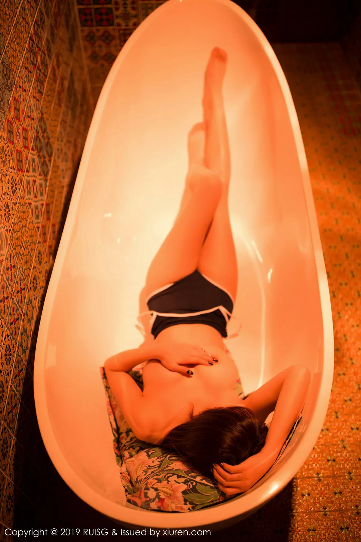秀人集.com_[RUISG瑞丝馆]Vol.067_嫩模圆圆Daphne私房浴缸里全裸上身露豪乳遮点极致诱惑写真44P