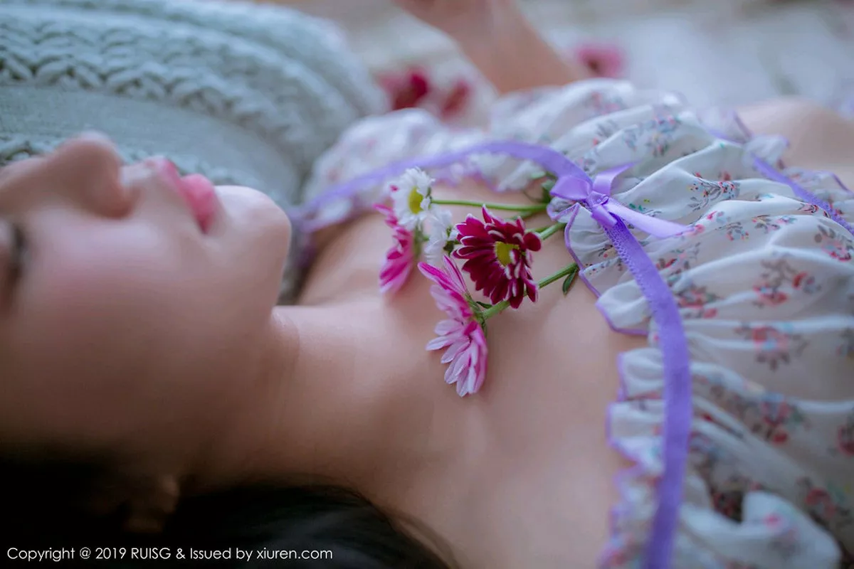 秀人集.com_[RUISG瑞丝馆]Vol.068_嫩模深紫Julie私房清甜可人草帽女孩系列靓丽迷人写真49P