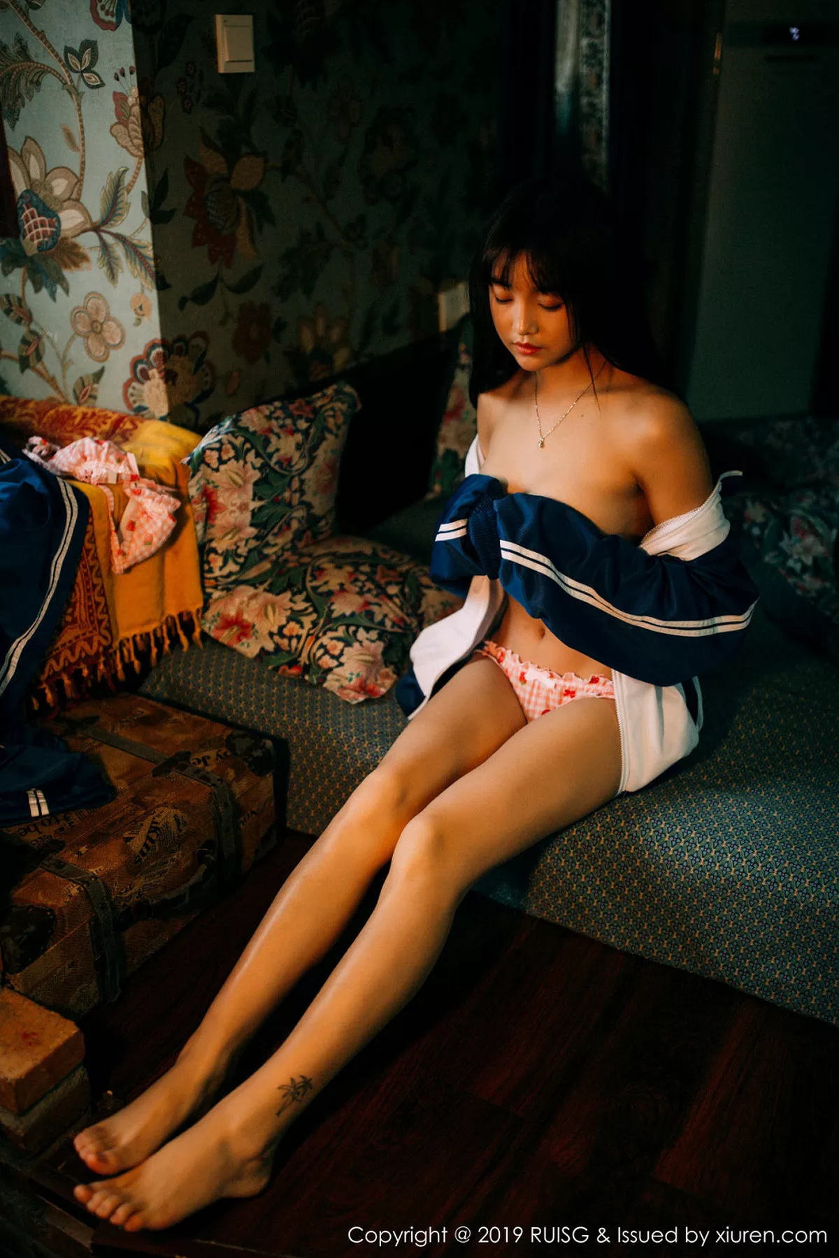 秀人集.com_[RUISG瑞丝馆]Vol.069_嫩模圆圆Daphne私房脱运动服露花色内衣秀完美身材诱惑写真51P
