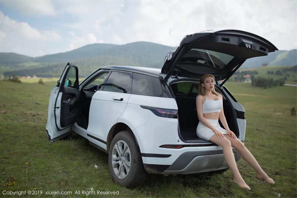 秀人集.com_[XiuRen秀人网]No.1595_嫩模萌汉药baby东欧旅拍户外车拍无内肉丝裤袜惹火诱惑写真50P