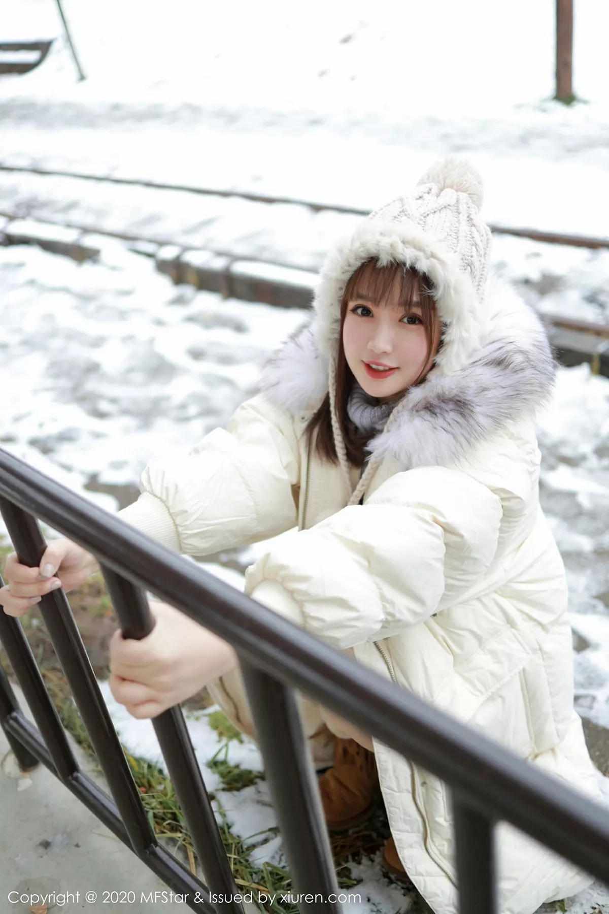 秀人集.com_[MFStar模范学院]Vol.262_嫩模恩率babe北海道旅拍雪地性感开背毛衣诱惑写真50P