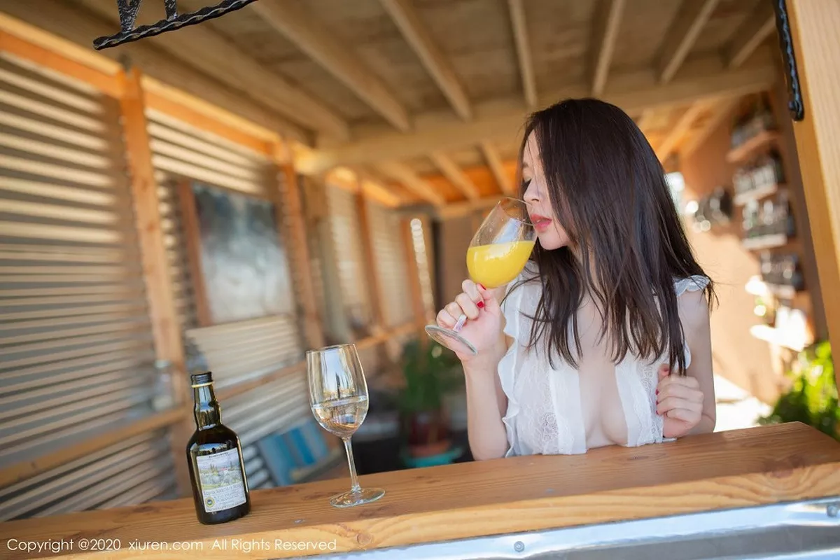 秀人集.com_[XiuRen秀人网]No.2028_嫩模梦心月美国旅拍美式酒吧主题真空白色内衣惹火诱惑写真61P