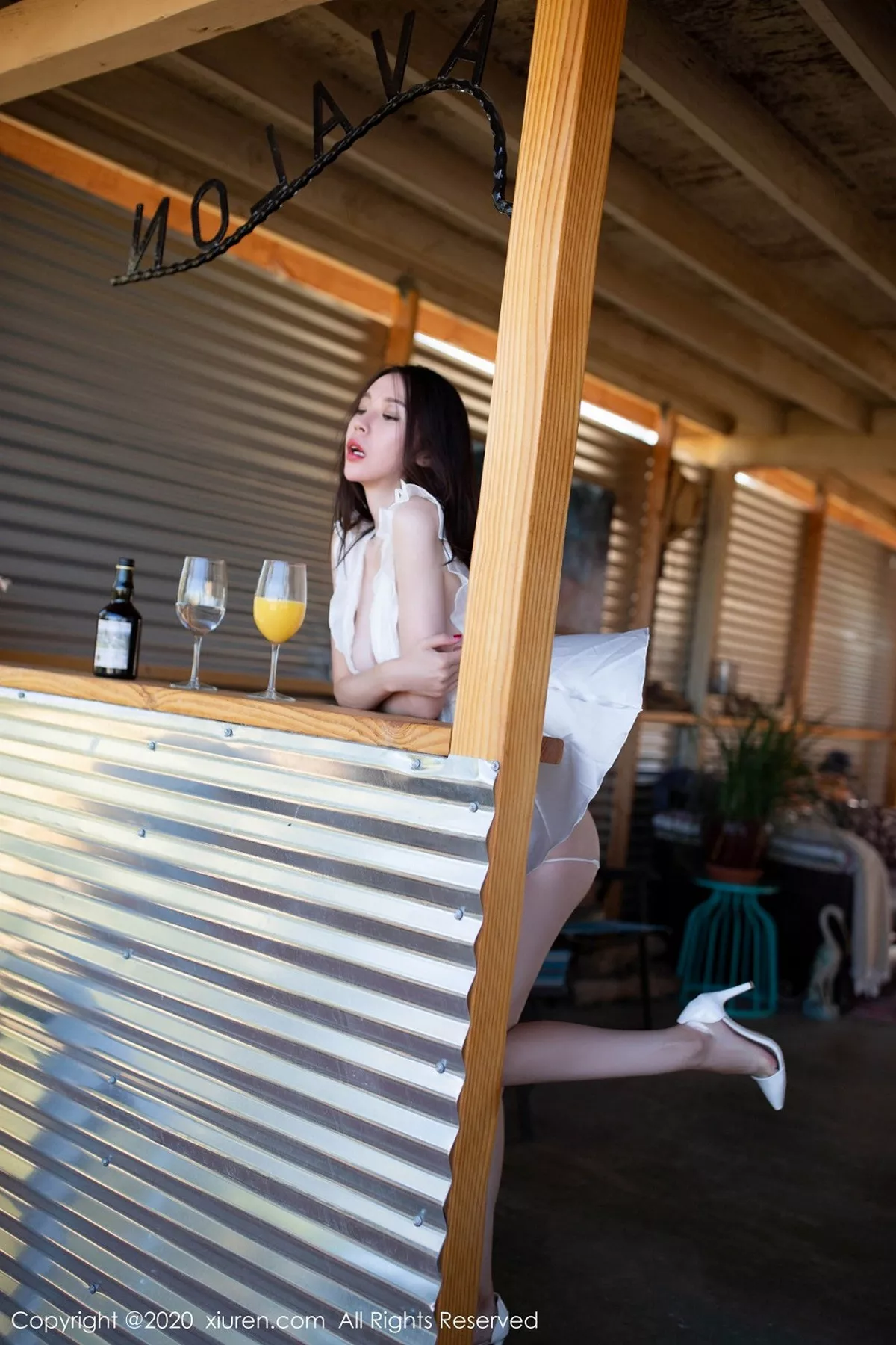 秀人集.com_[XiuRen秀人网]No.2028_嫩模梦心月美国旅拍美式酒吧主题真空白色内衣惹火诱惑写真61P