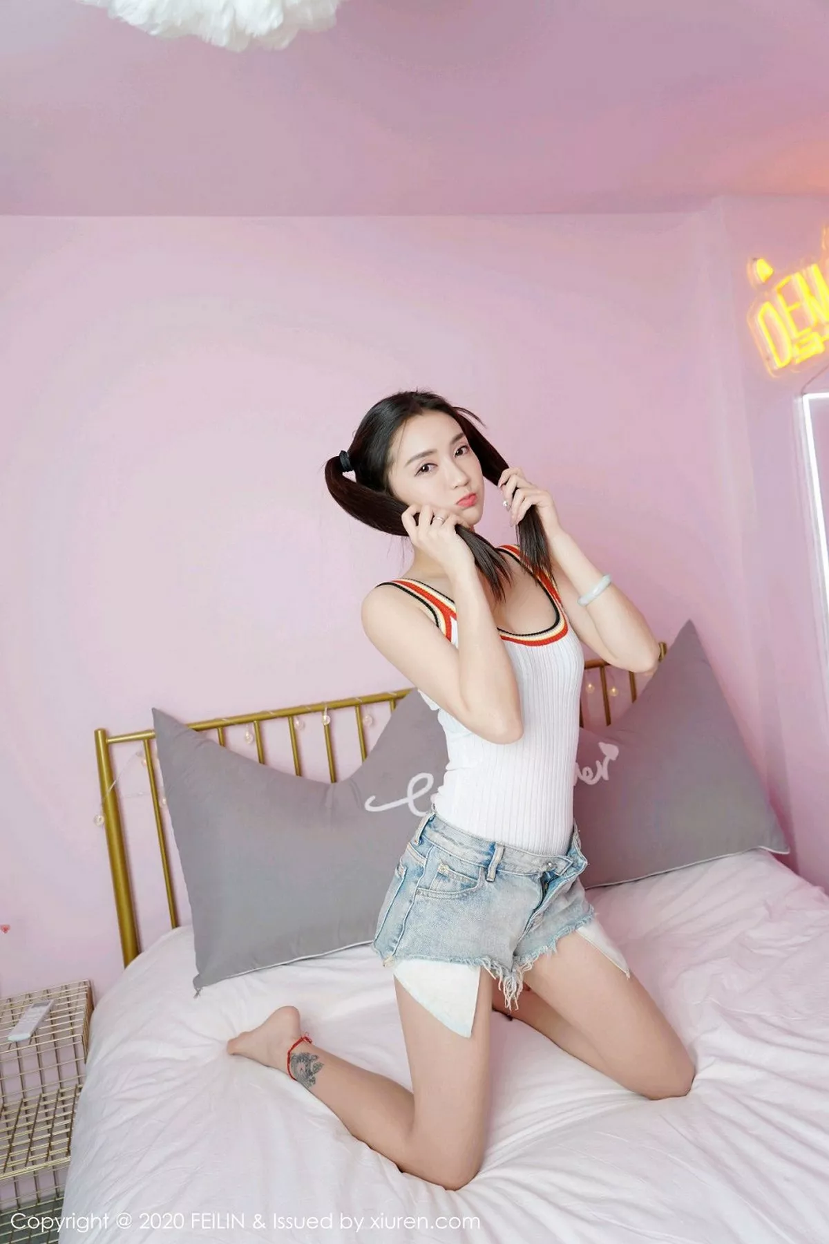 秀人集.com_[FeiLin嗲囡囡]VOL.228_双马尾辫嫩模刀妹私房性感牛仔短裤半脱秀苗条身材写真99P